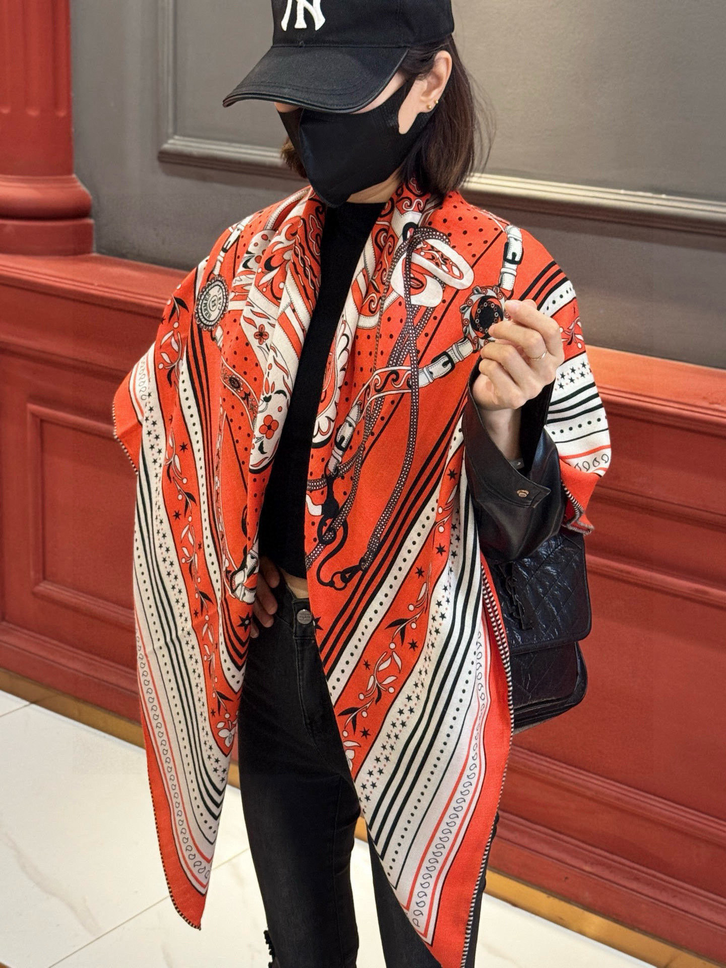 上新💕。丝绒方巾 【爱马仕2025春夏 亚马逊的庆典 Bandana，佩斯利花纹，生机勃勃的图案】（双面