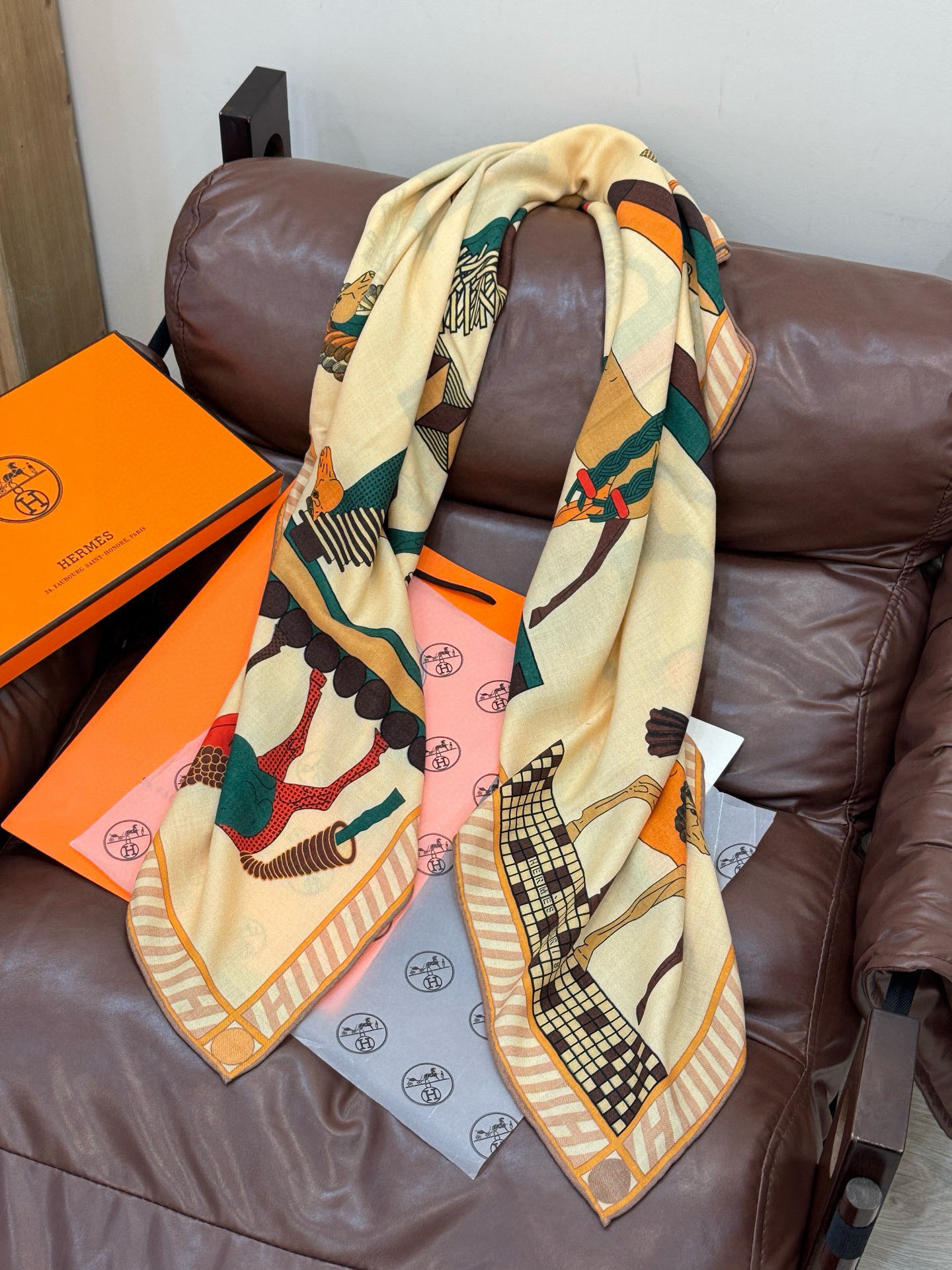 “全速前进”140双面丝绒披肩手工卷边丝毛方巾（30%桑蚕丝70%羊绒）这款经典单品展现强大而迷人的女性