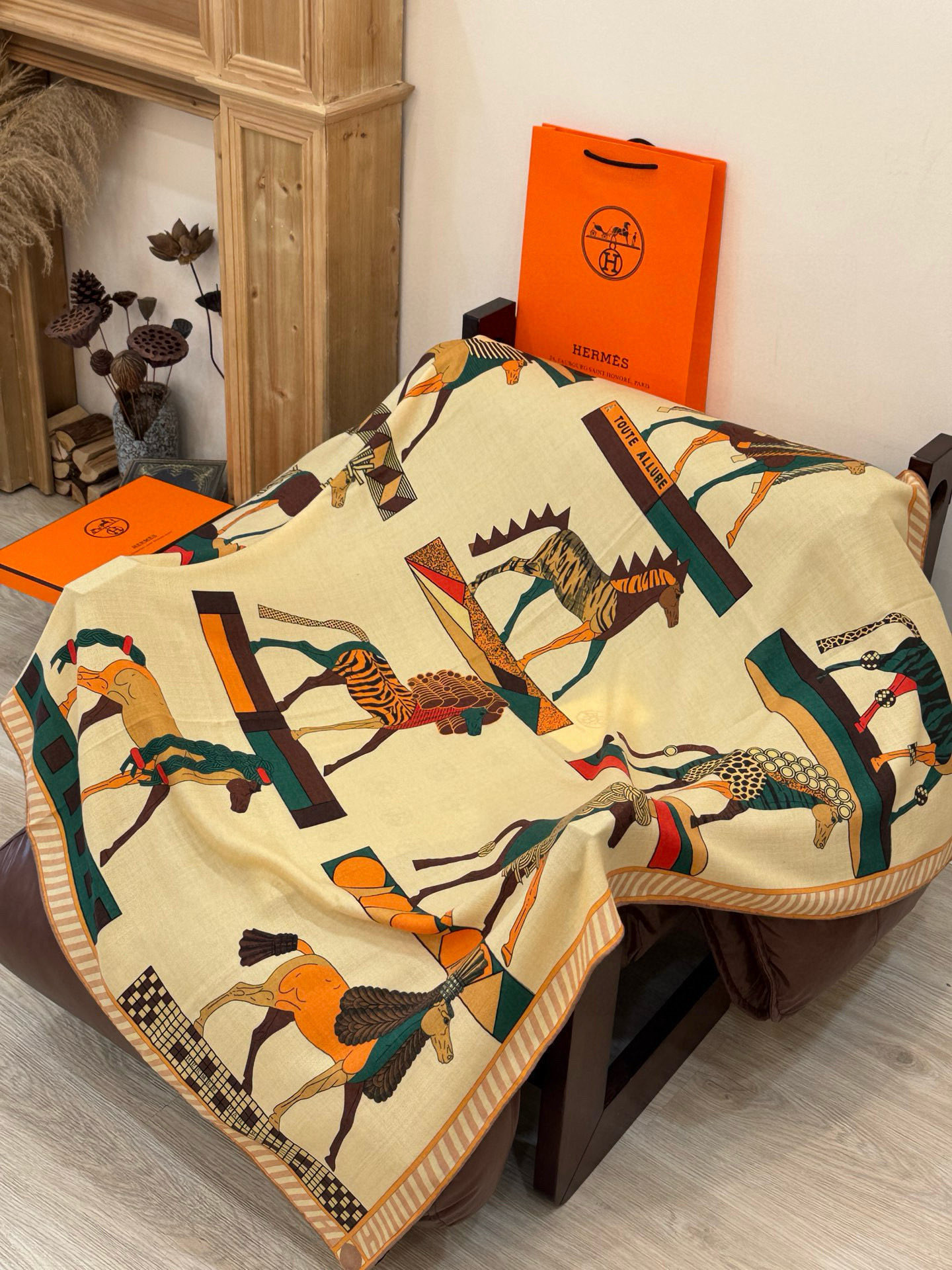 “全速前进”140双面丝绒披肩手工卷边丝毛方巾（30%桑蚕丝70%羊绒）这款经典单品展现强大而迷人的女性