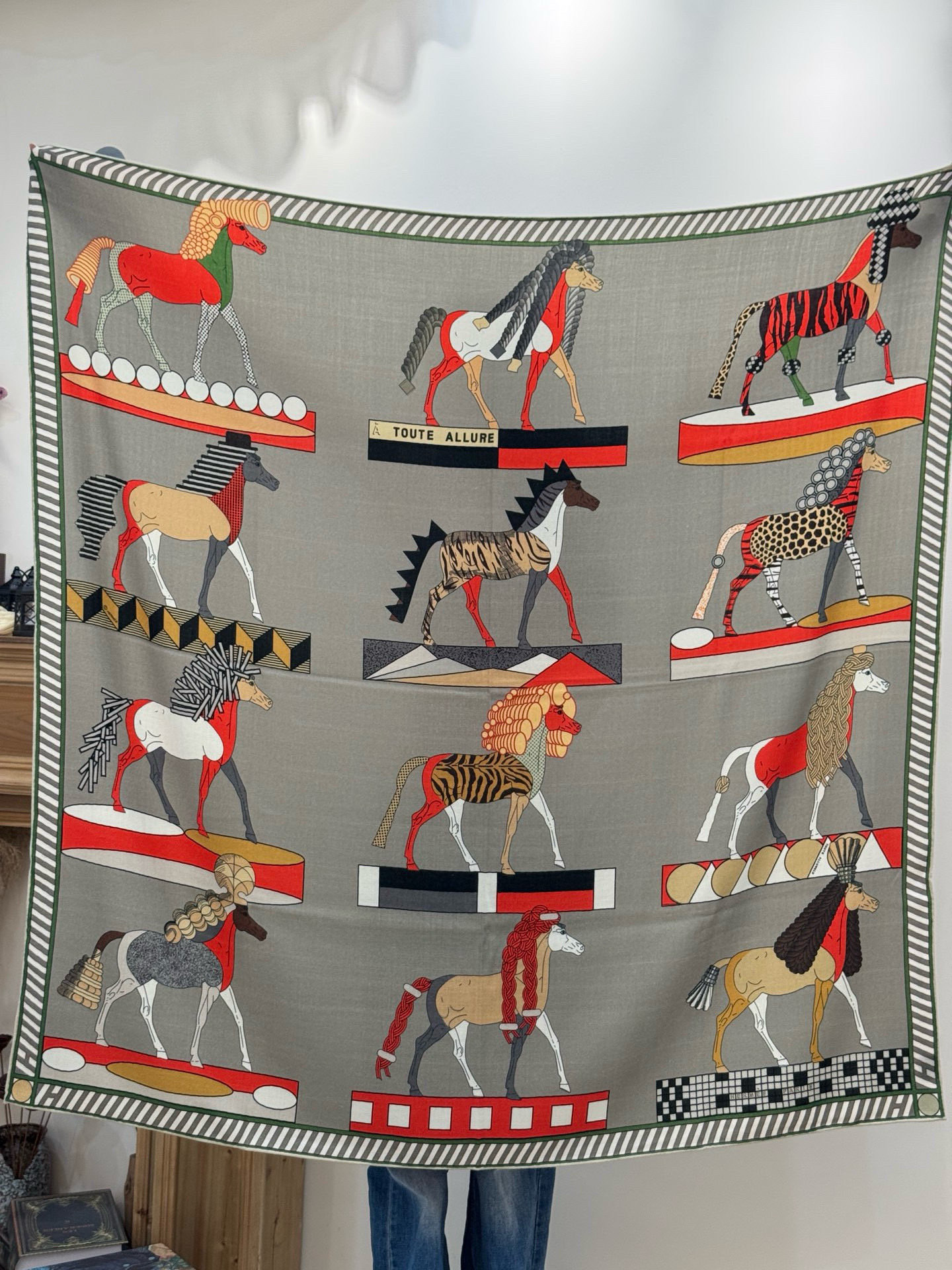 “全速前进”140双面丝绒披肩手工卷边丝毛方巾（30%桑蚕丝70%羊绒）这款经典单品展现强大而迷人的女性