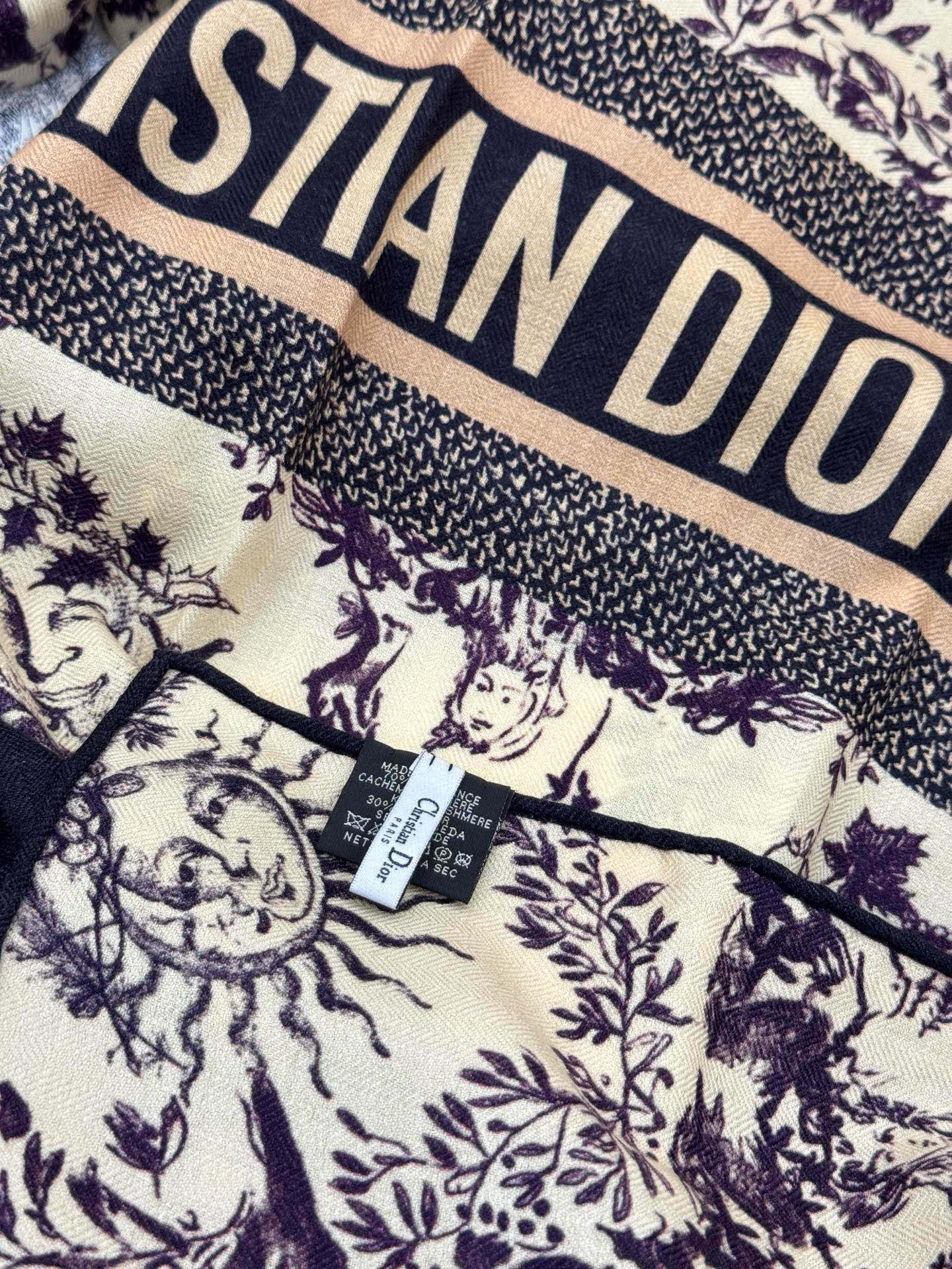 Dior 140丝绒双面同色印花披肩这款 Dior 丝绒披肩以彼得罗•鲁福（Pietro Ruffo）设