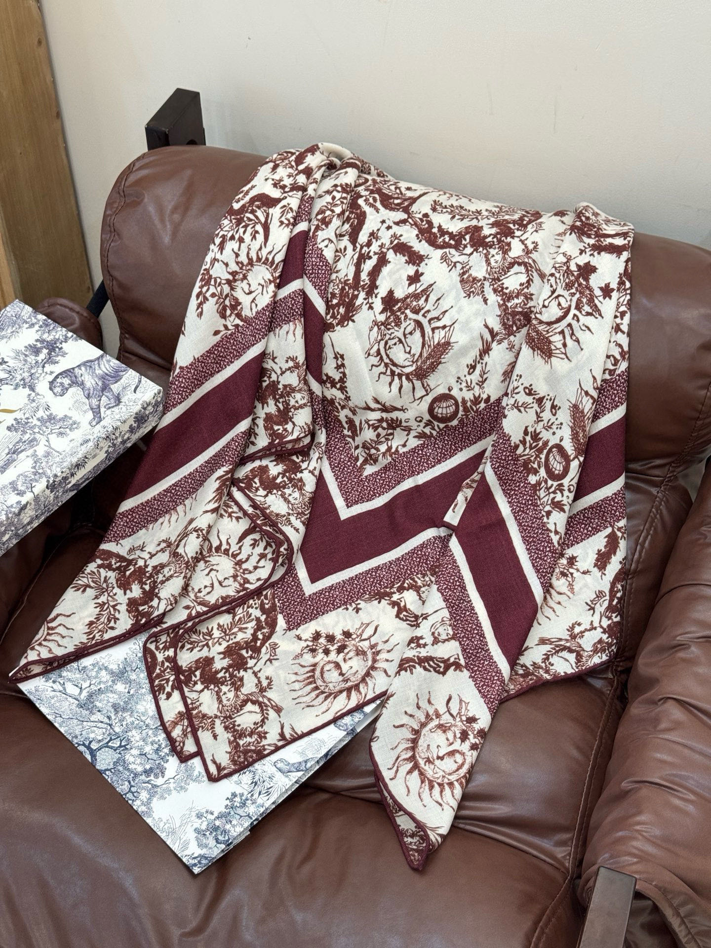 Dior 140丝绒双面同色印花披肩这款 Dior 丝绒披肩以彼得罗•鲁福（Pietro Ruffo）设