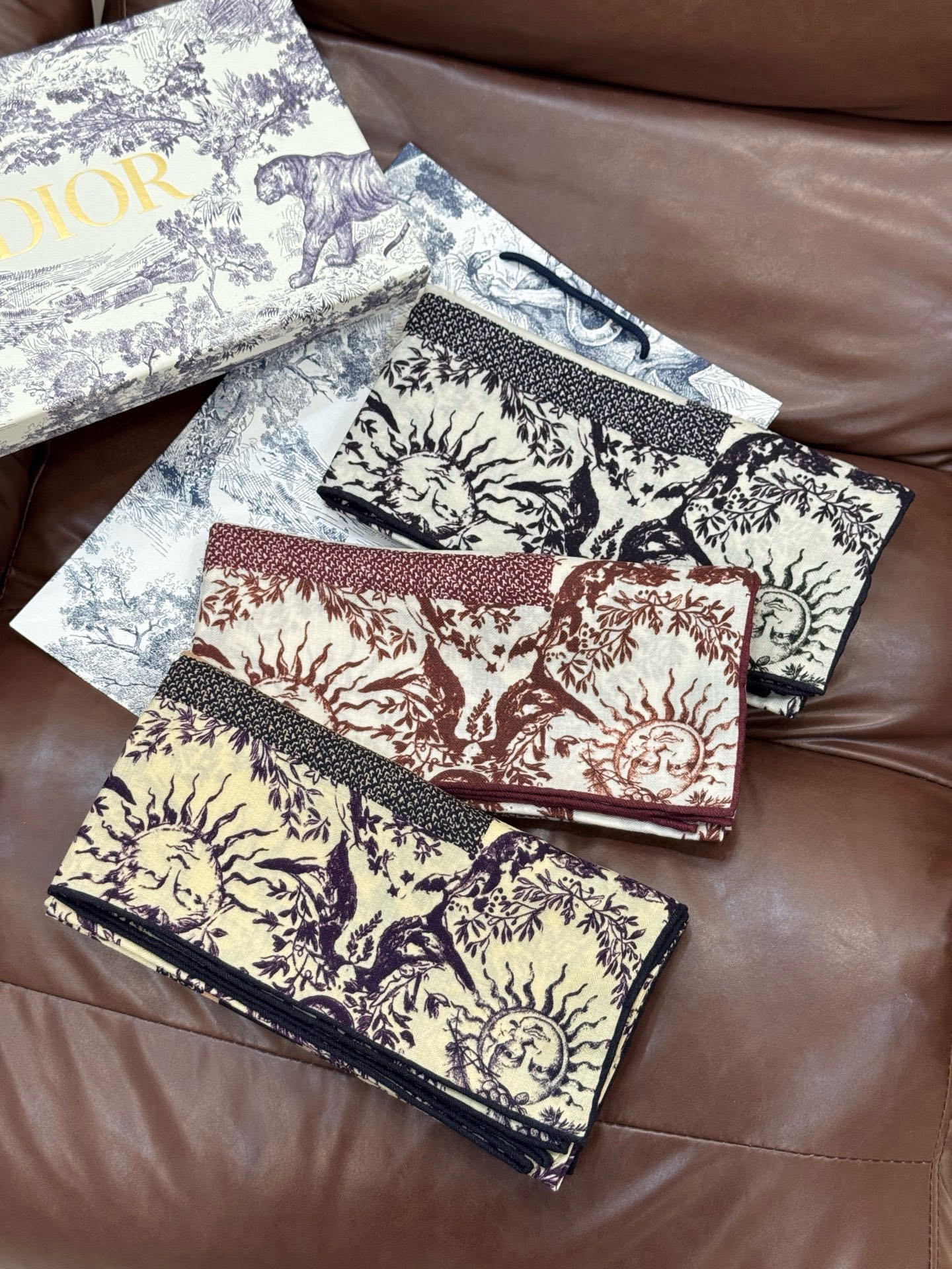 Dior 140丝绒双面同色印花披肩这款 Dior 丝绒披肩以彼得罗•鲁福（Pietro Ruffo）设