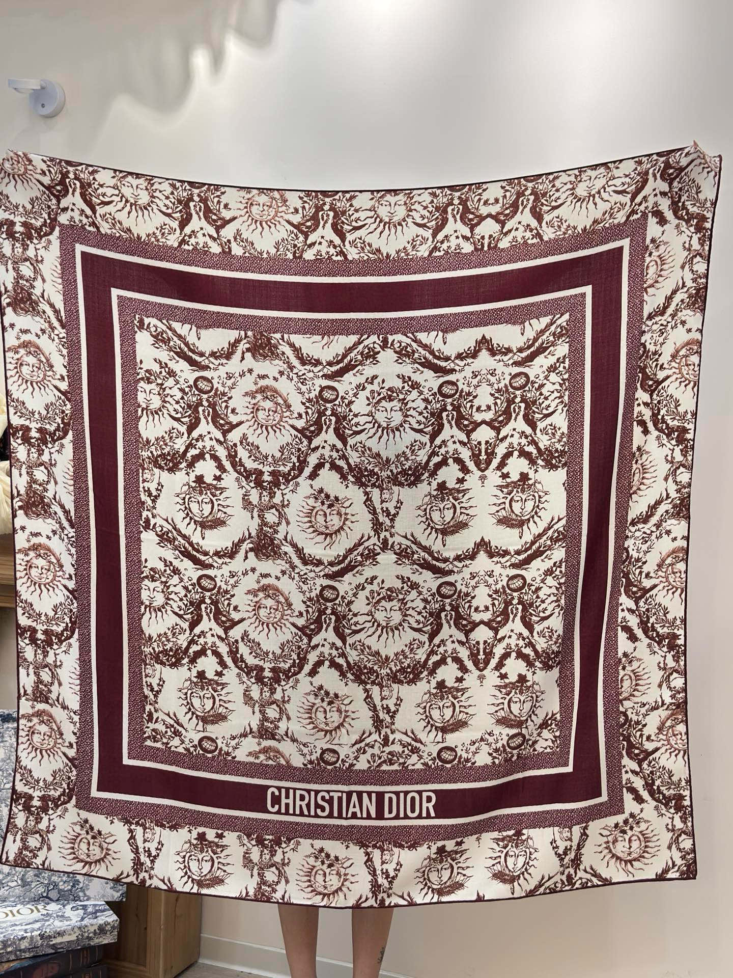 Dior 140丝绒双面同色印花披肩这款 Dior 丝绒披肩以彼得罗•鲁福（Pietro Ruffo）设