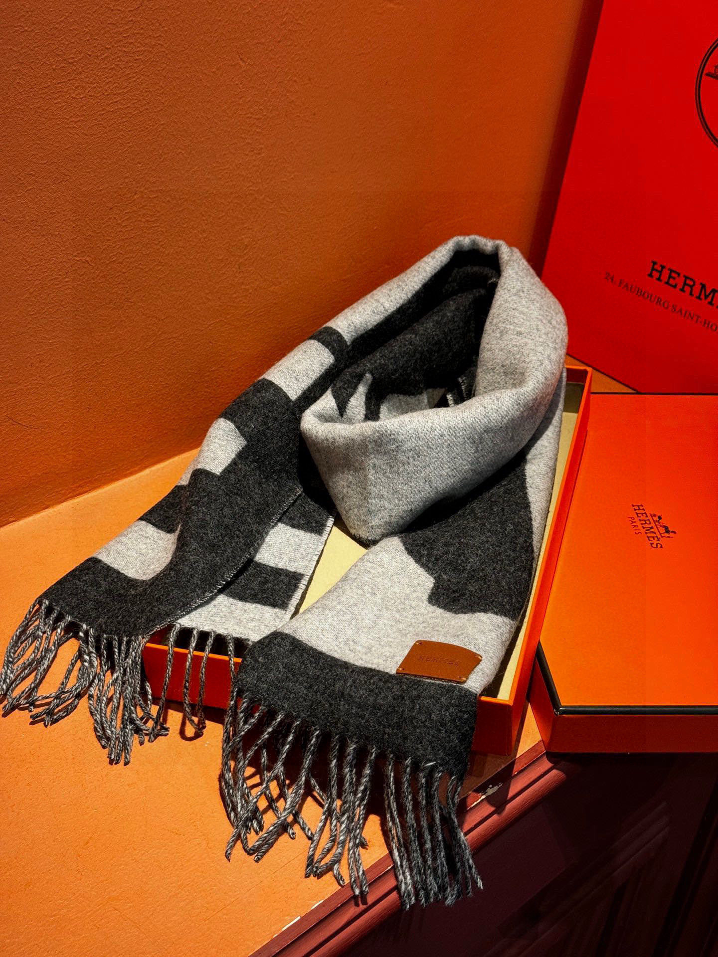 爱马仕新款 这款围巾采用细腻的撞色提花编织，呈现杰夫·麦克菲里奇（Geoff McFetridge）设计