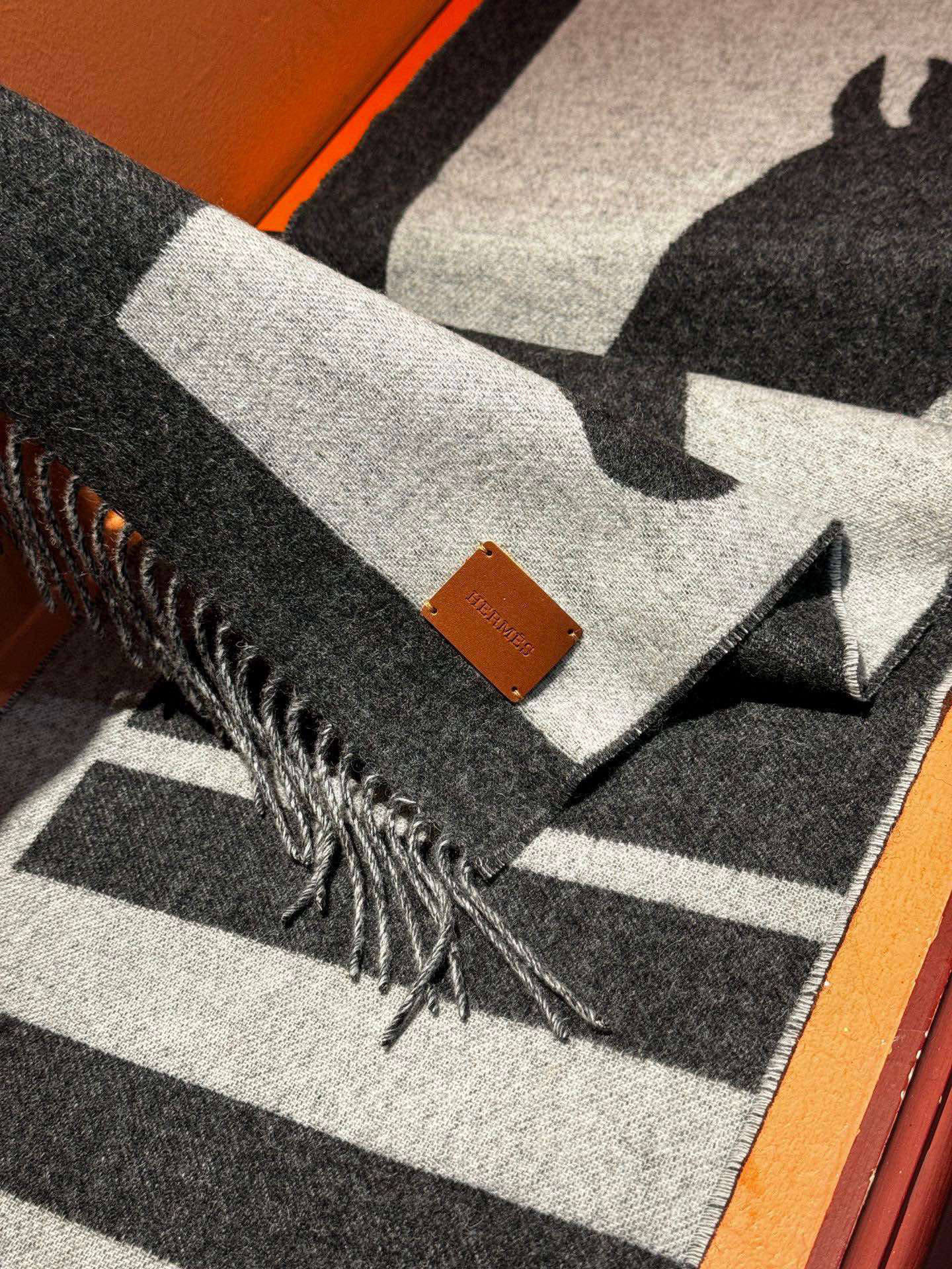 爱马仕新款 这款围巾采用细腻的撞色提花编织，呈现杰夫·麦克菲里奇（Geoff McFetridge）设计