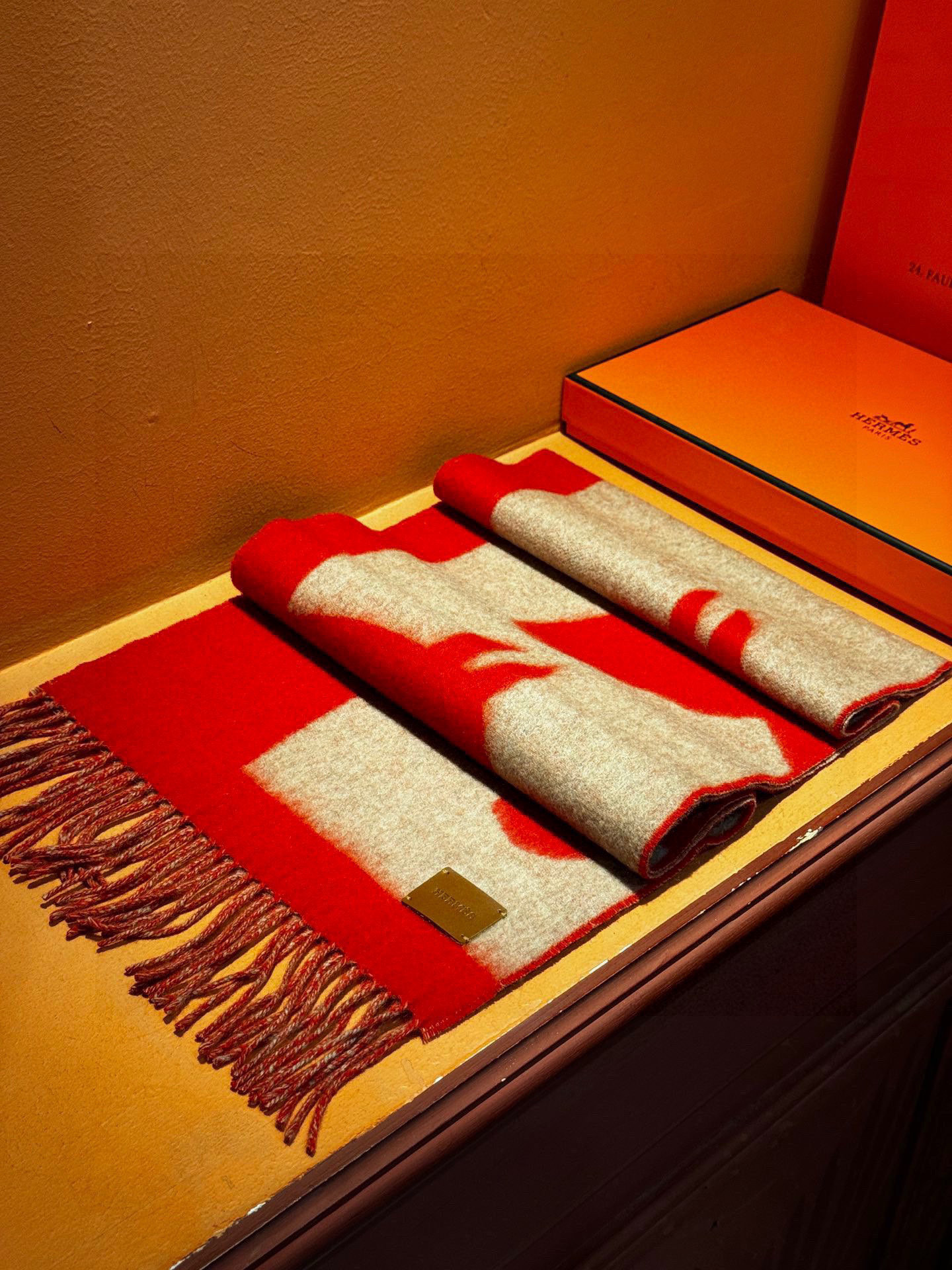 爱马仕新款 这款围巾采用细腻的撞色提花编织，呈现杰夫·麦克菲里奇（Geoff McFetridge）设计