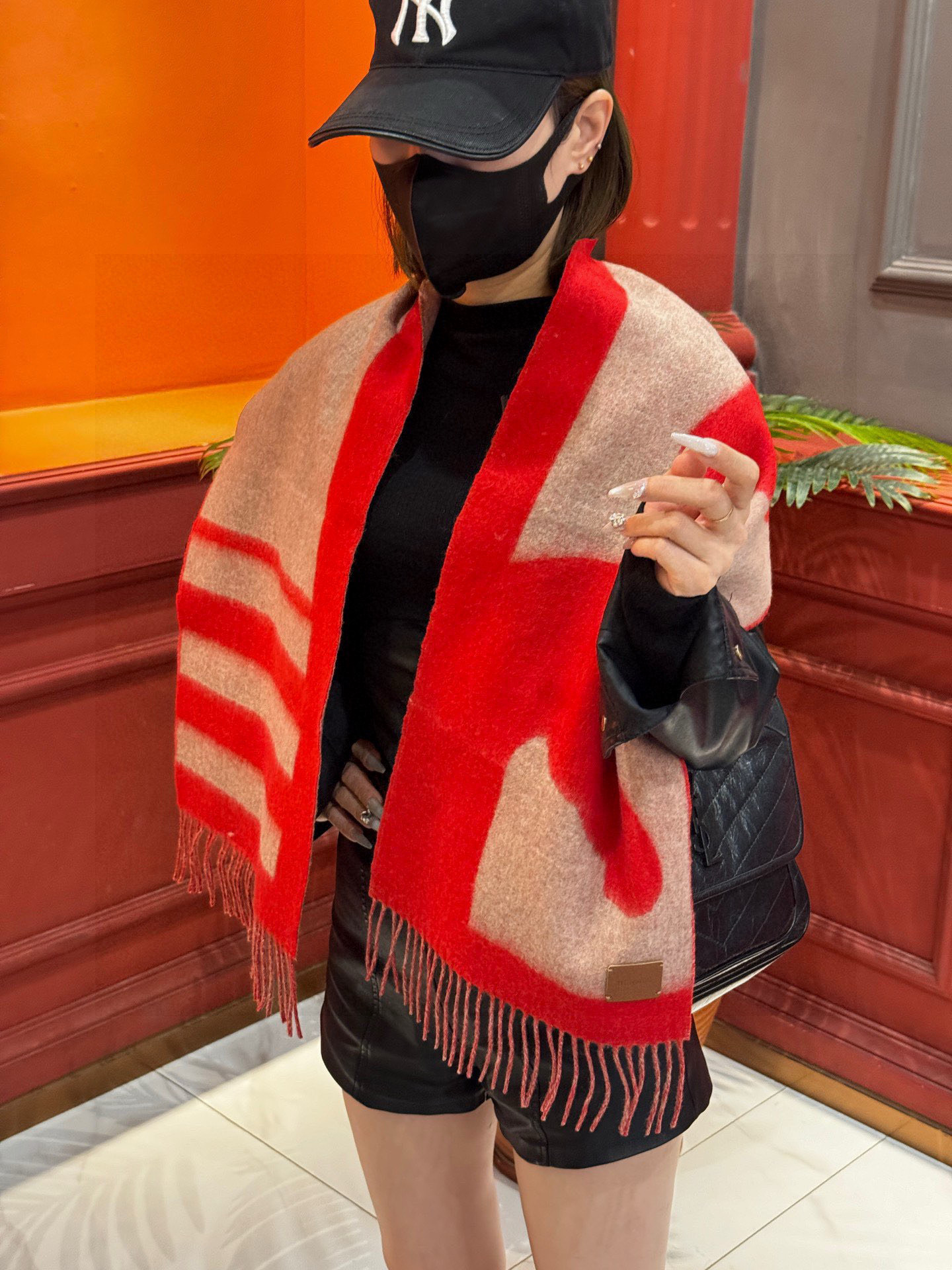 爱马仕新款 这款围巾采用细腻的撞色提花编织，呈现杰夫·麦克菲里奇（Geoff McFetridge）设计