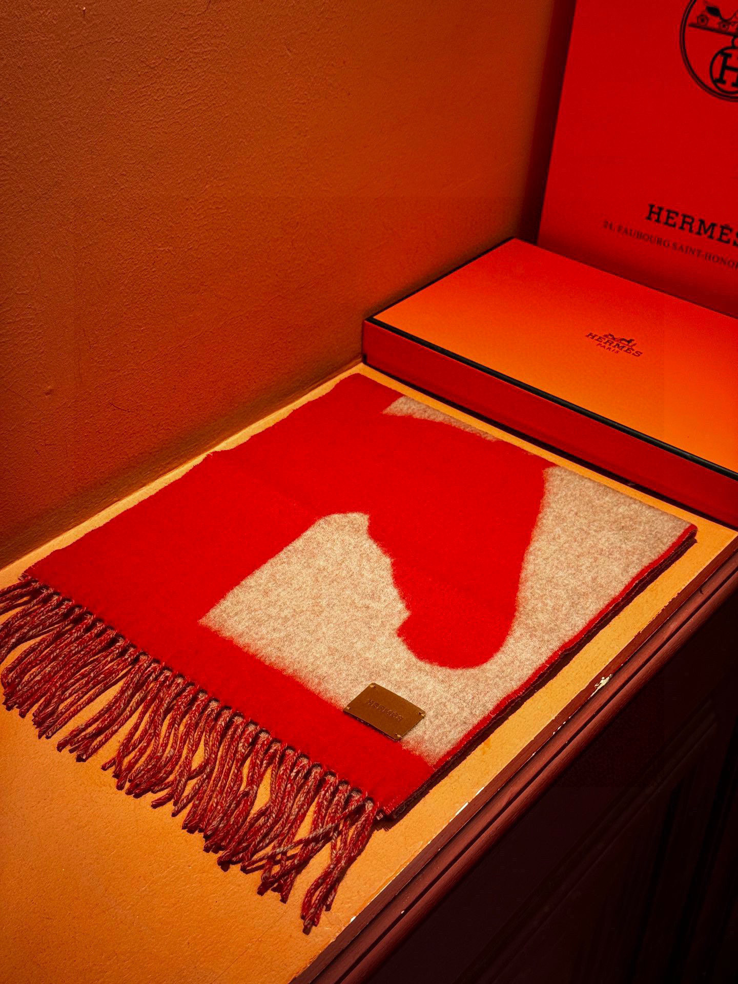 爱马仕新款 这款围巾采用细腻的撞色提花编织，呈现杰夫·麦克菲里奇（Geoff McFetridge）设计