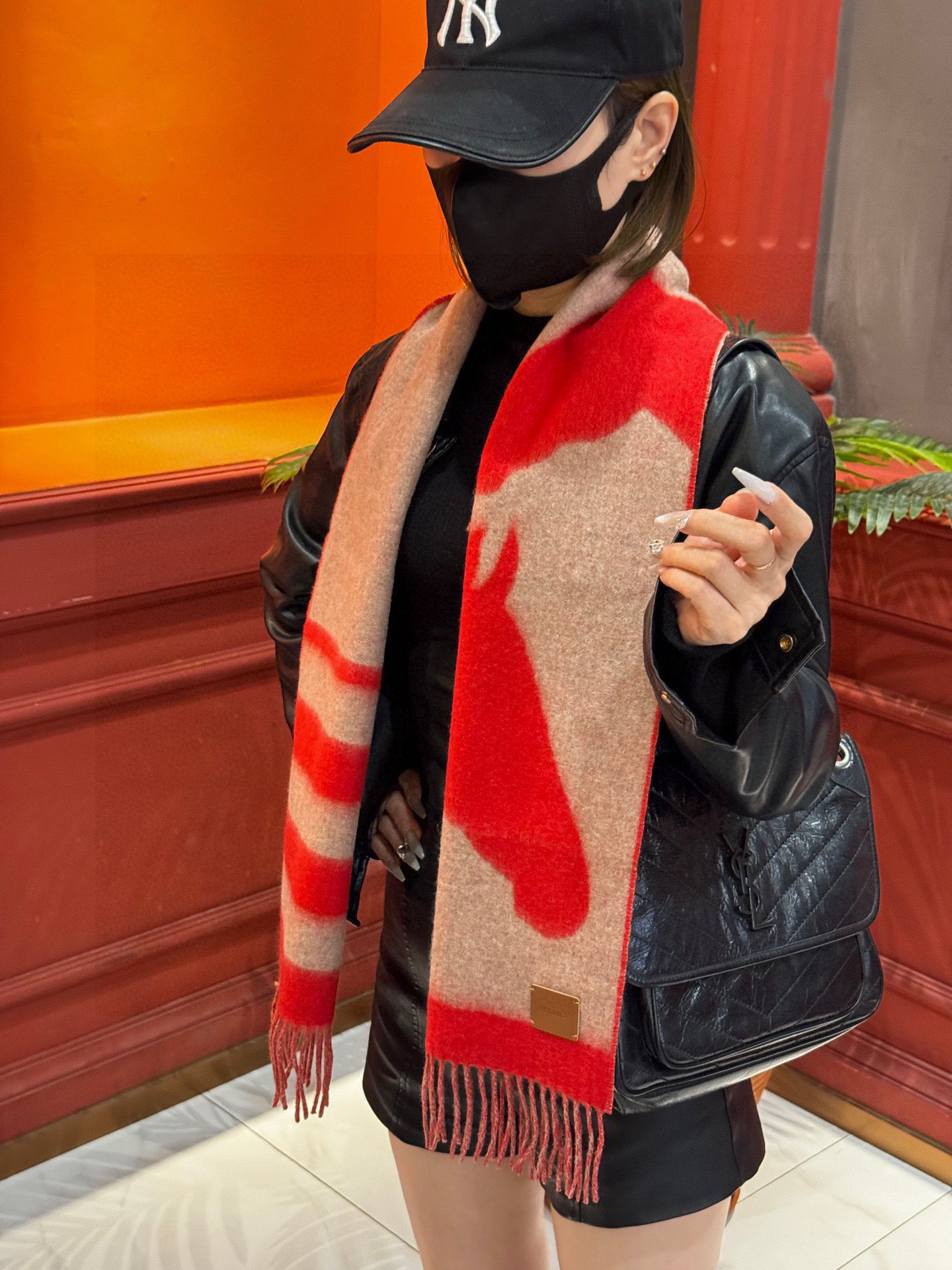 爱马仕新款 这款围巾采用细腻的撞色提花编织，呈现杰夫·麦克菲里奇（Geoff McFetridge）设计