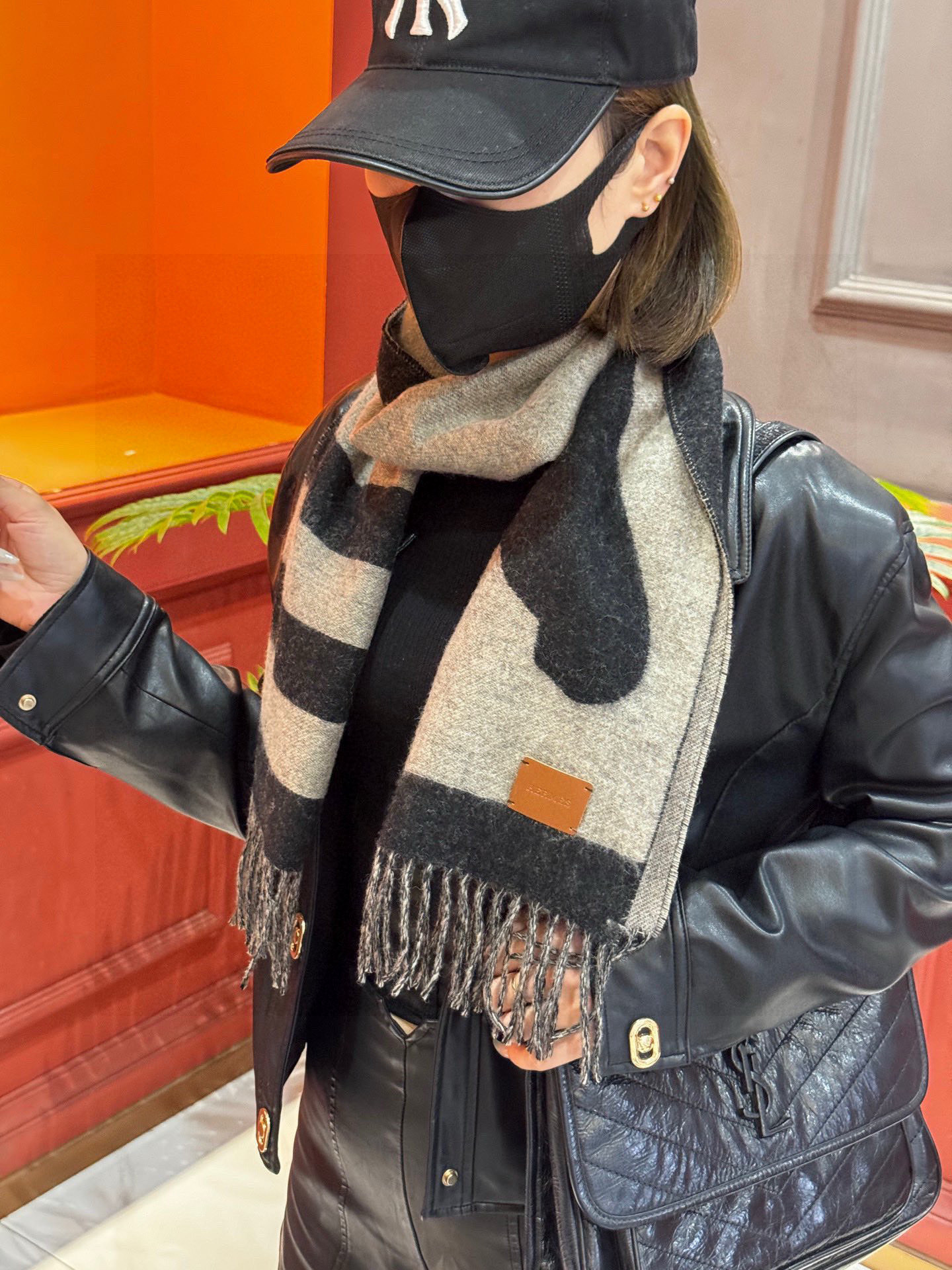 爱马仕新款 这款围巾采用细腻的撞色提花编织，呈现杰夫·麦克菲里奇（Geoff McFetridge）设计