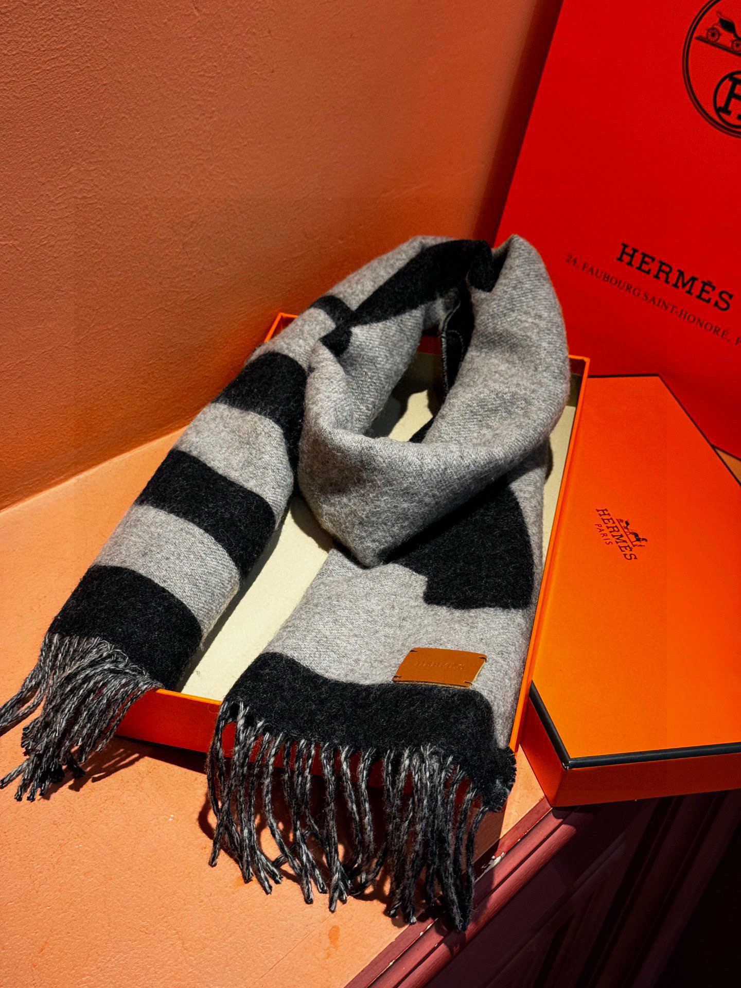 爱马仕新款 这款围巾采用细腻的撞色提花编织，呈现杰夫·麦克菲里奇（Geoff McFetridge）设计