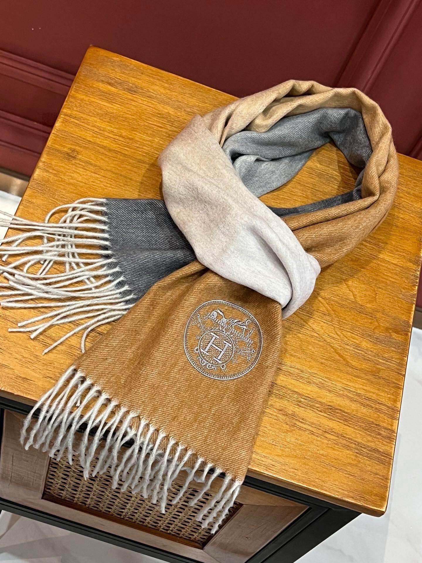 ✨✨太美了😍 爱马仕 美到要尖叫😱专柜最新款🎊英伦欧美范儿「多色渐变」又是一款即时尚又实用的大围巾&长巾