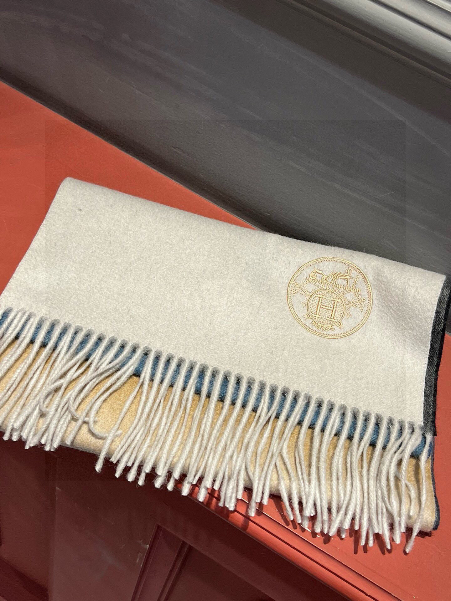 ✨✨太美了😍 爱马仕 美到要尖叫😱专柜最新款🎊英伦欧美范儿「多色渐变」又是一款即时尚又实用的大围巾&长巾