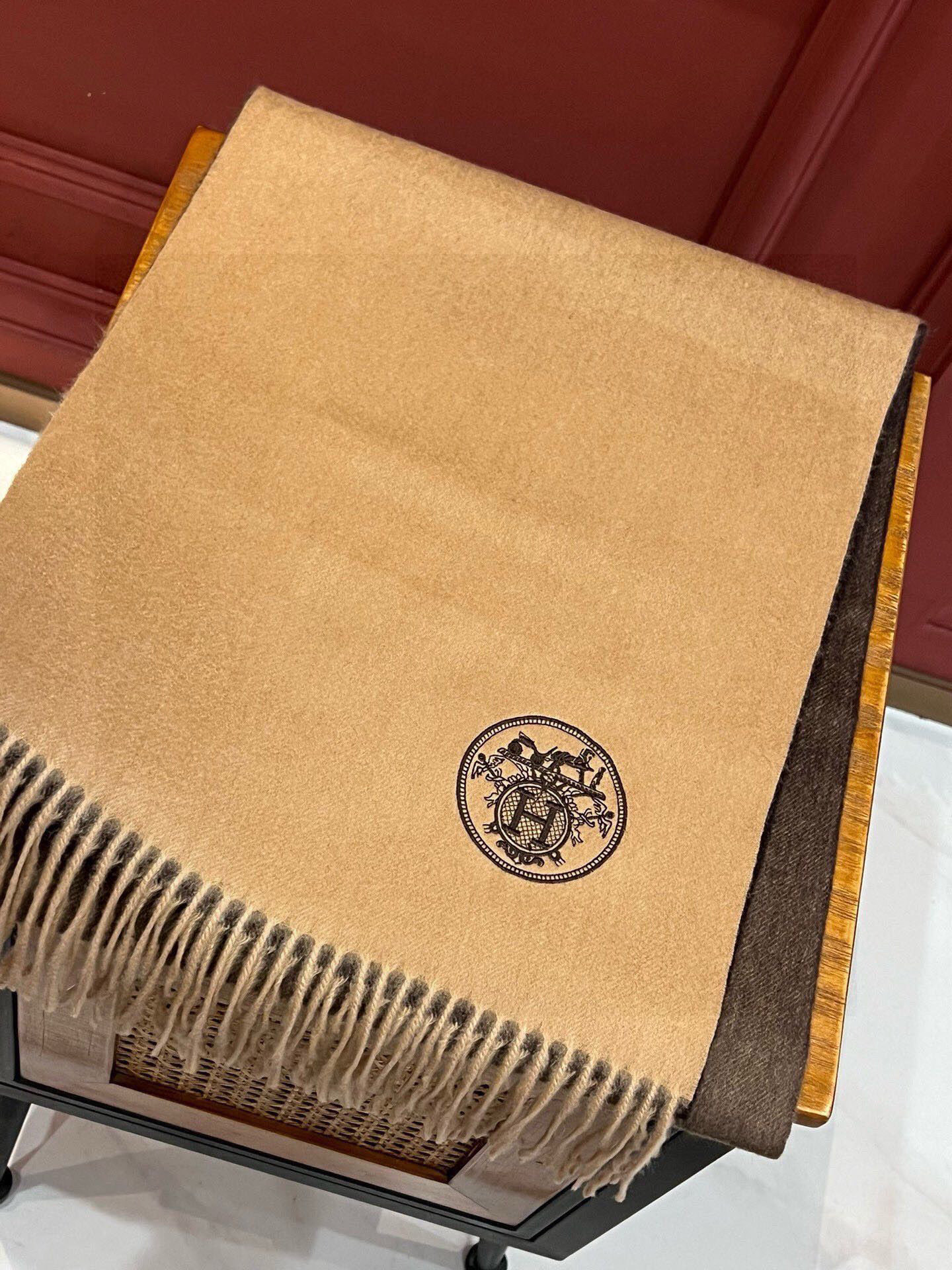 ✨✨太美了😍 爱马仕 美到要尖叫😱专柜最新款🎊英伦欧美范儿「多色渐变」又是一款即时尚又实用的大围巾&长巾