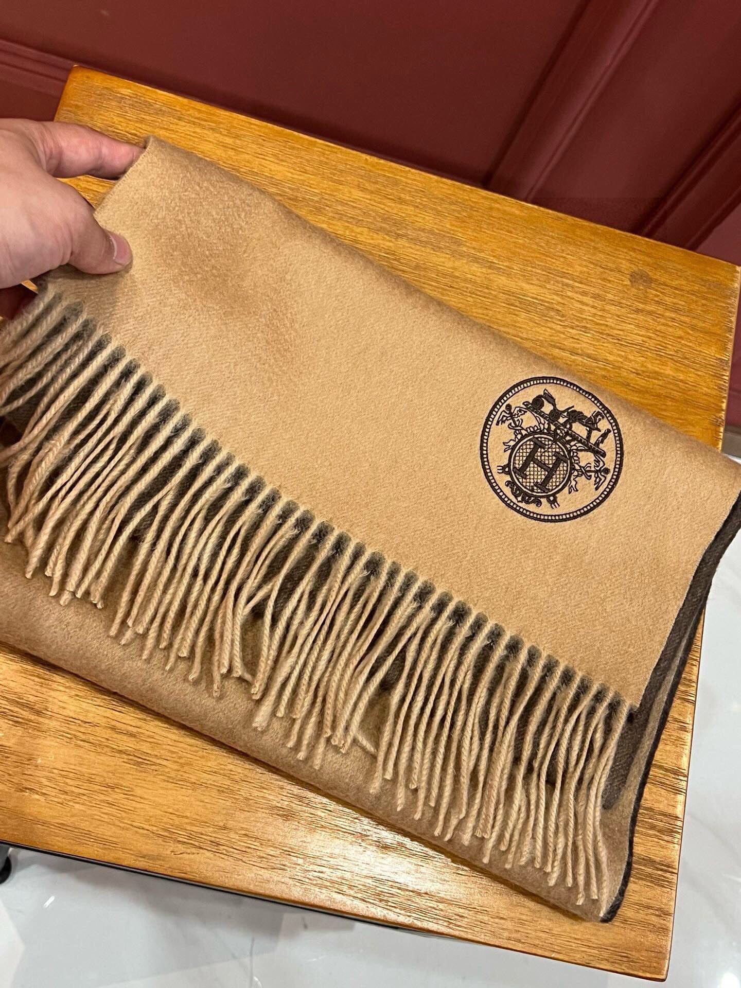 ✨✨太美了😍 爱马仕 美到要尖叫😱专柜最新款🎊英伦欧美范儿「多色渐变」又是一款即时尚又实用的大围巾&长巾