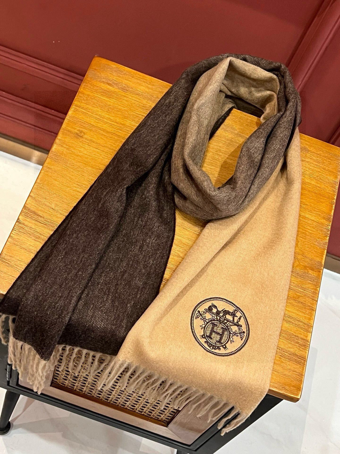 ✨✨太美了😍 爱马仕 美到要尖叫😱专柜最新款🎊英伦欧美范儿「多色渐变」又是一款即时尚又实用的大围巾&长巾