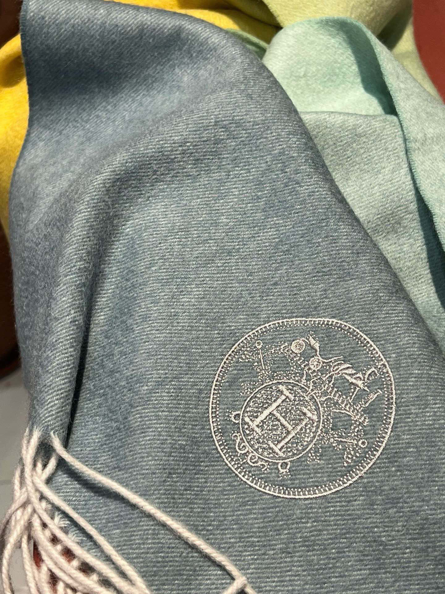 ✨✨太美了😍 爱马仕 美到要尖叫😱专柜最新款🎊英伦欧美范儿「多色渐变」又是一款即时尚又实用的大围巾&长巾