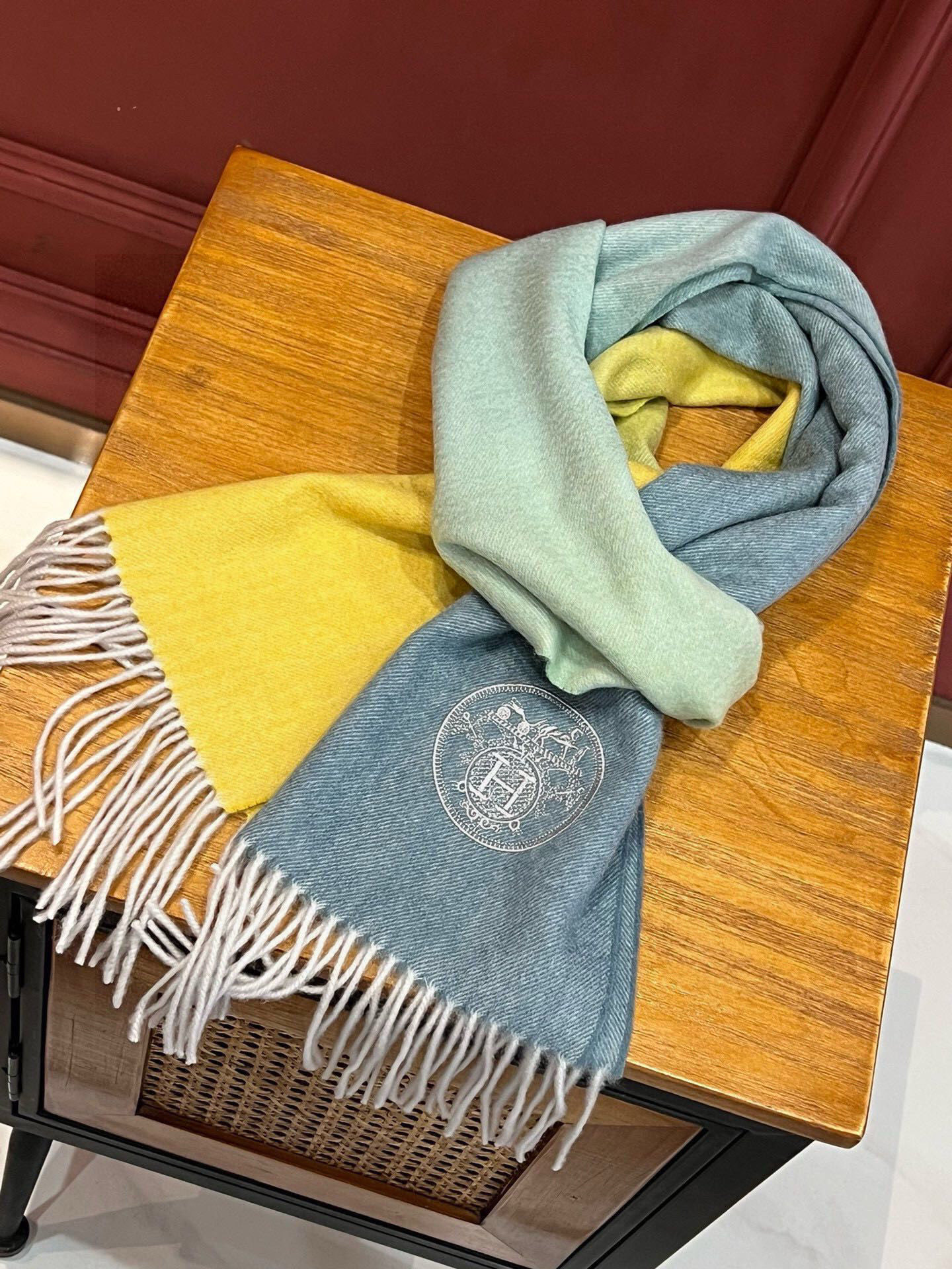 ✨✨太美了😍 爱马仕 美到要尖叫😱专柜最新款🎊英伦欧美范儿「多色渐变」又是一款即时尚又实用的大围巾&长巾