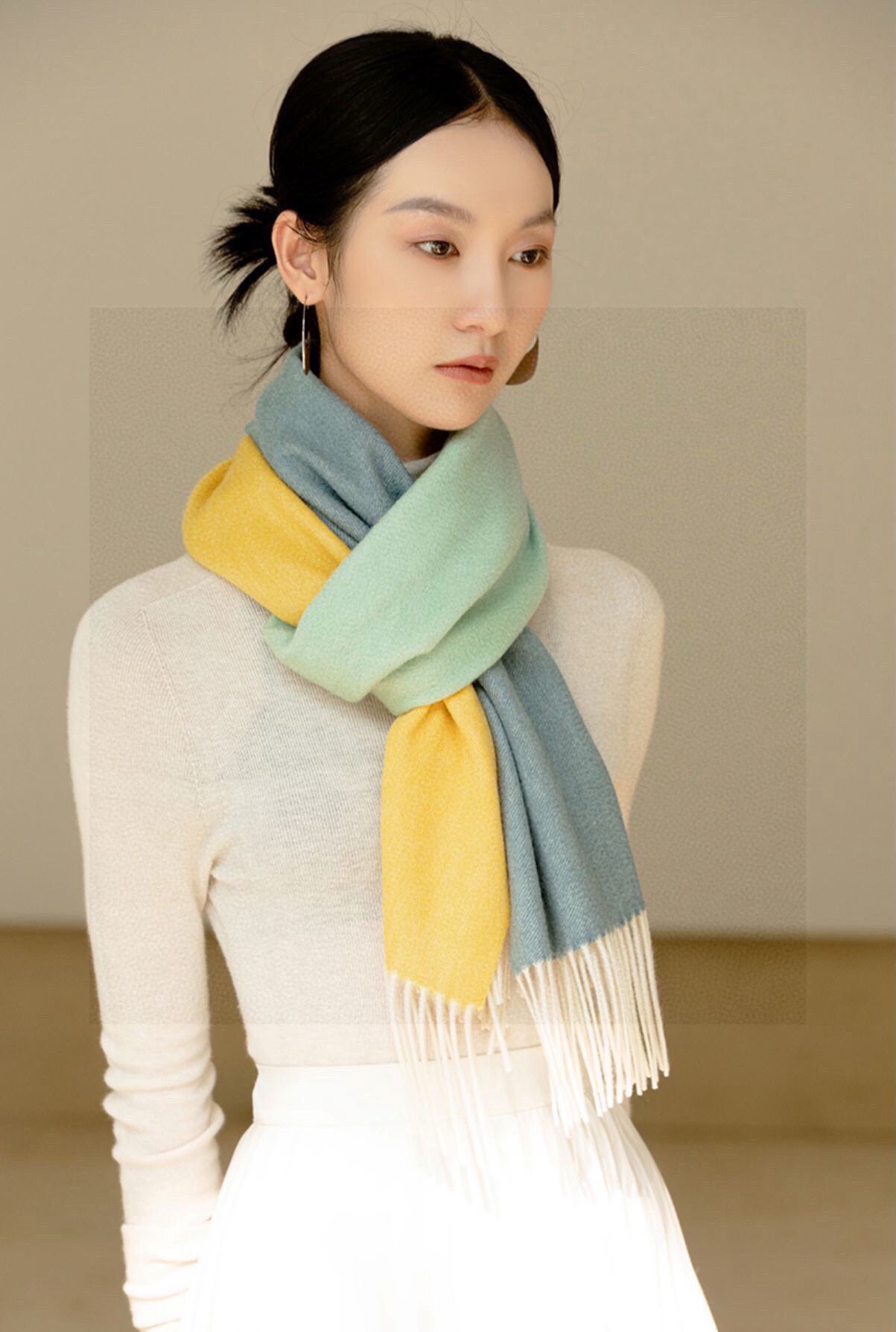 ✨✨太美了😍 爱马仕 美到要尖叫😱专柜最新款🎊英伦欧美范儿「多色渐变」又是一款即时尚又实用的大围巾&长巾