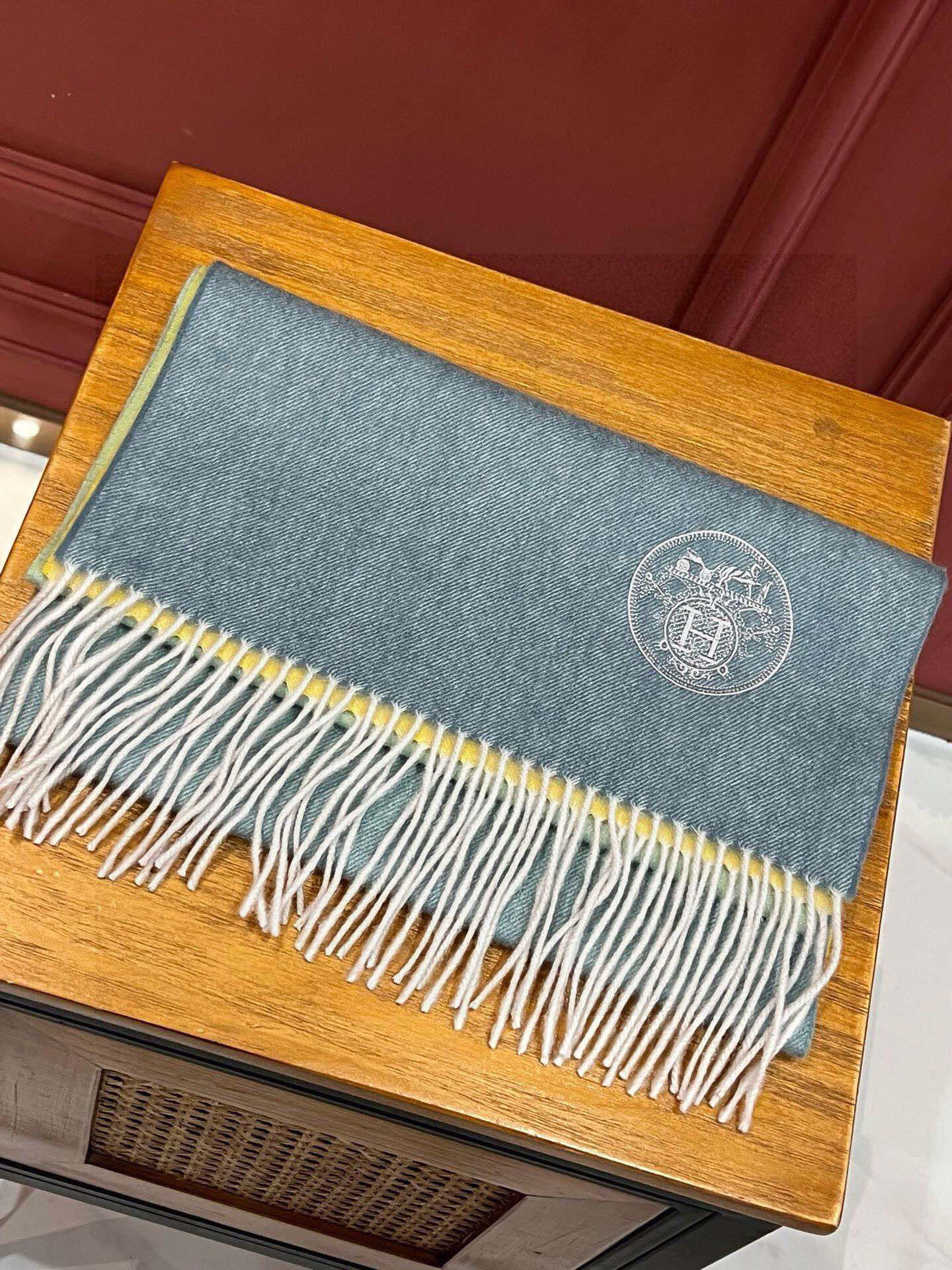 ✨✨太美了😍 爱马仕 美到要尖叫😱专柜最新款🎊英伦欧美范儿「多色渐变」又是一款即时尚又实用的大围巾&长巾