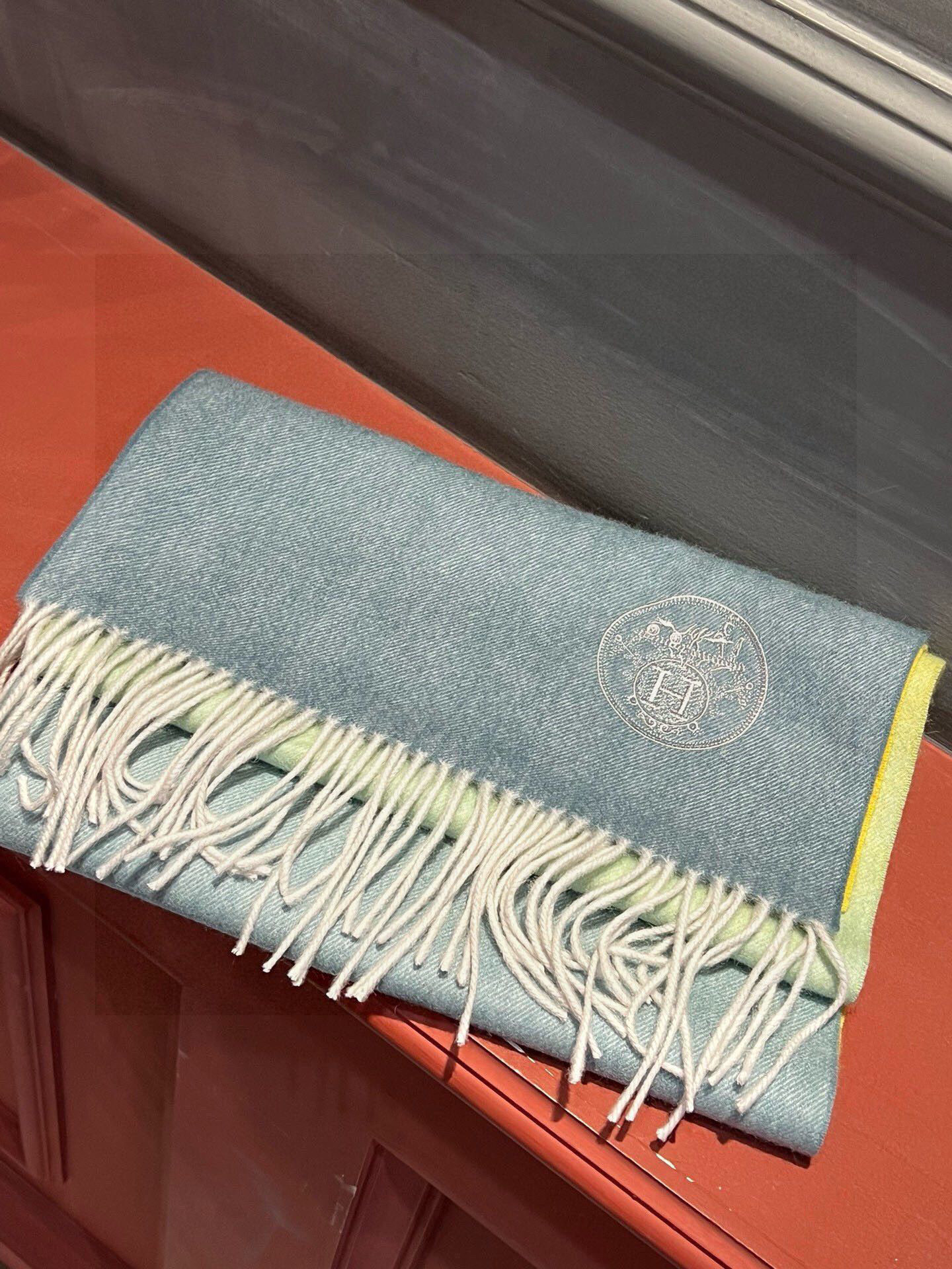 ✨✨太美了😍 爱马仕 美到要尖叫😱专柜最新款🎊英伦欧美范儿「多色渐变」又是一款即时尚又实用的大围巾&长巾