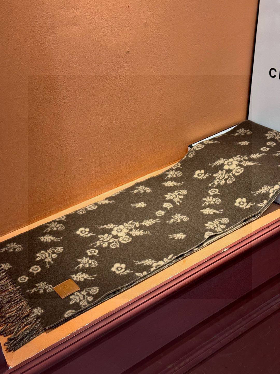 香奈儿 🔥代工厂臻选上乘的超细羊绒纤维 进行纯手工精梳处理 耗时耗力 再以清泉水浸泡涤荡 使羊绒纤维呈现