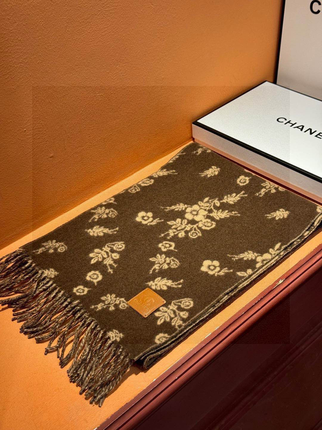 香奈儿 🔥代工厂臻选上乘的超细羊绒纤维 进行纯手工精梳处理 耗时耗力 再以清泉水浸泡涤荡 使羊绒纤维呈现