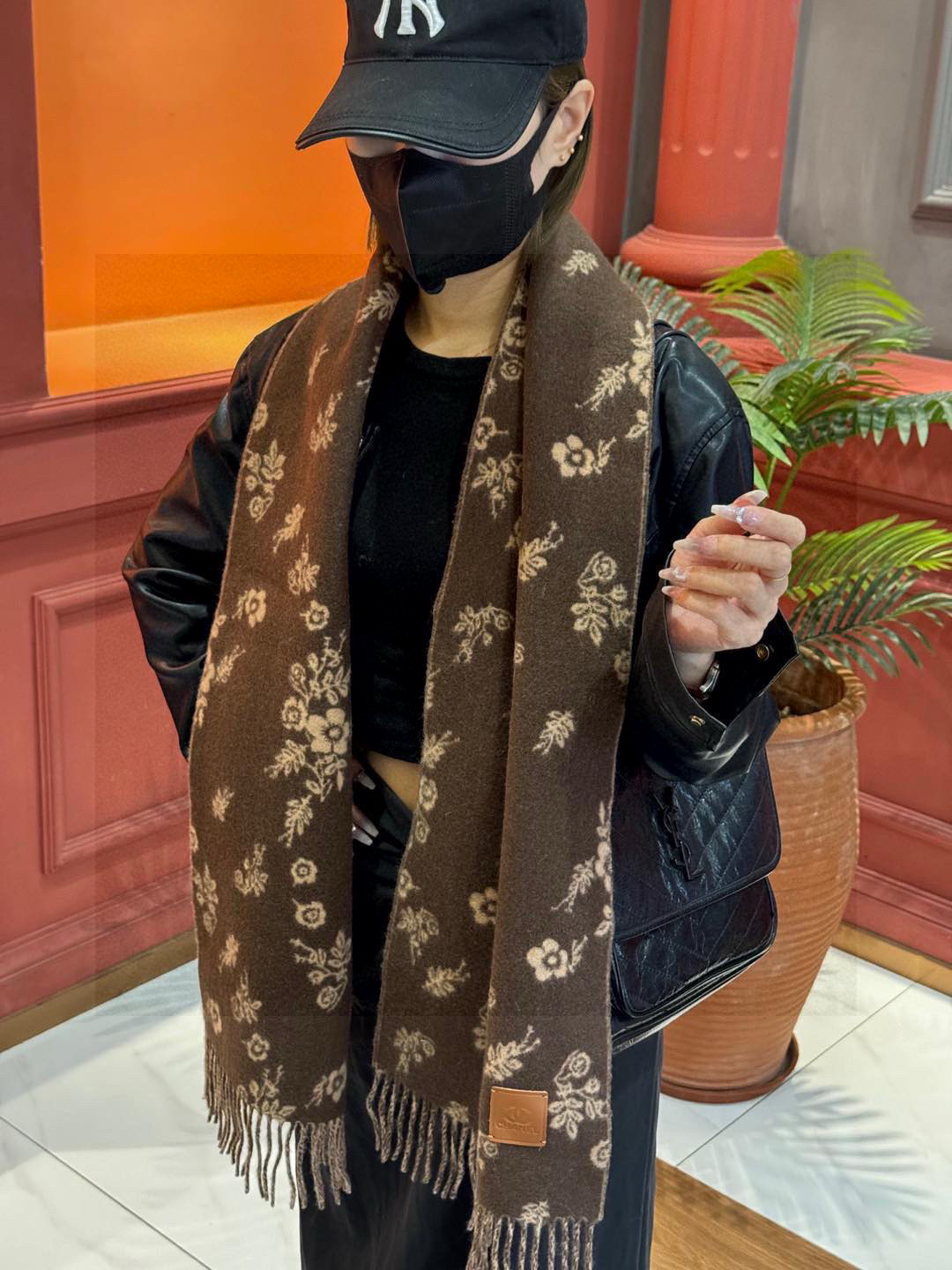 香奈儿 🔥代工厂臻选上乘的超细羊绒纤维 进行纯手工精梳处理 耗时耗力 再以清泉水浸泡涤荡 使羊绒纤维呈现