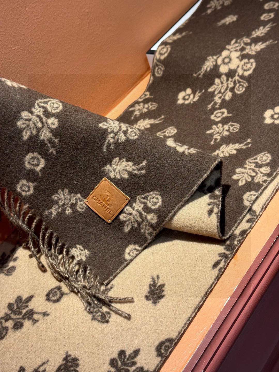 香奈儿 🔥代工厂臻选上乘的超细羊绒纤维 进行纯手工精梳处理 耗时耗力 再以清泉水浸泡涤荡 使羊绒纤维呈现