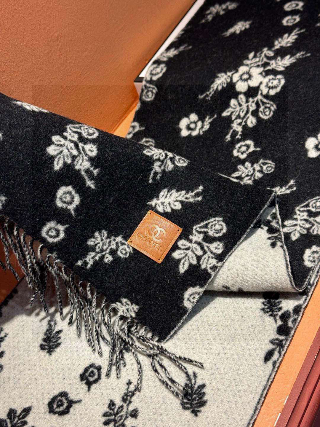 香奈儿 🔥代工厂臻选上乘的超细羊绒纤维 进行纯手工精梳处理 耗时耗力 再以清泉水浸泡涤荡 使羊绒纤维呈现