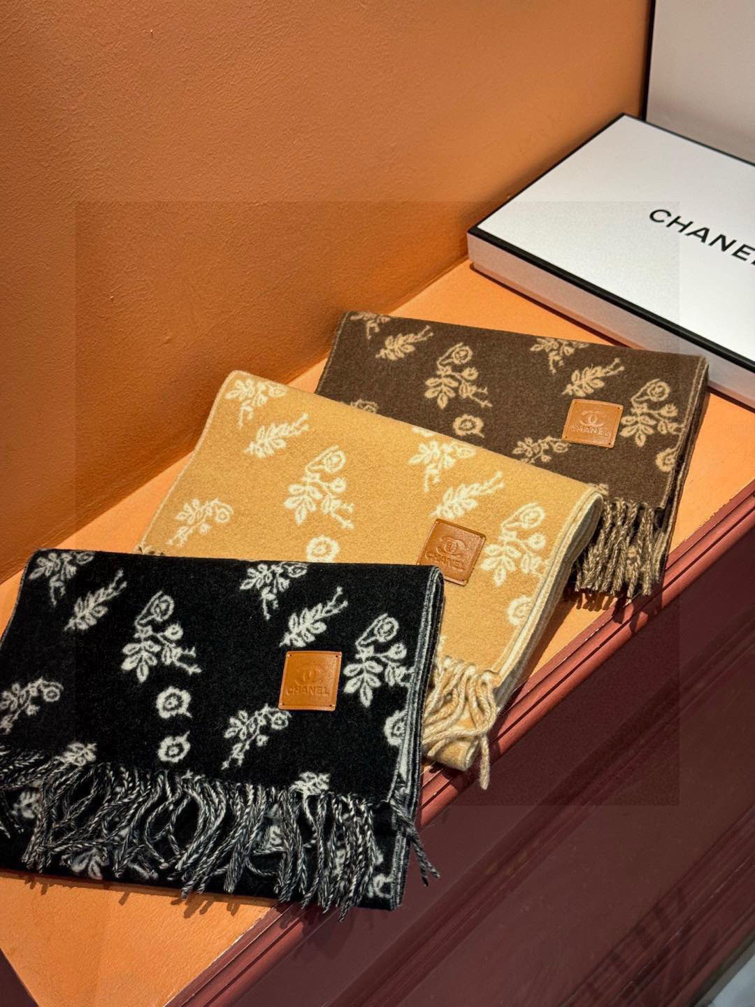 香奈儿 🔥代工厂臻选上乘的超细羊绒纤维 进行纯手工精梳处理 耗时耗力 再以清泉水浸泡涤荡 使羊绒纤维呈现