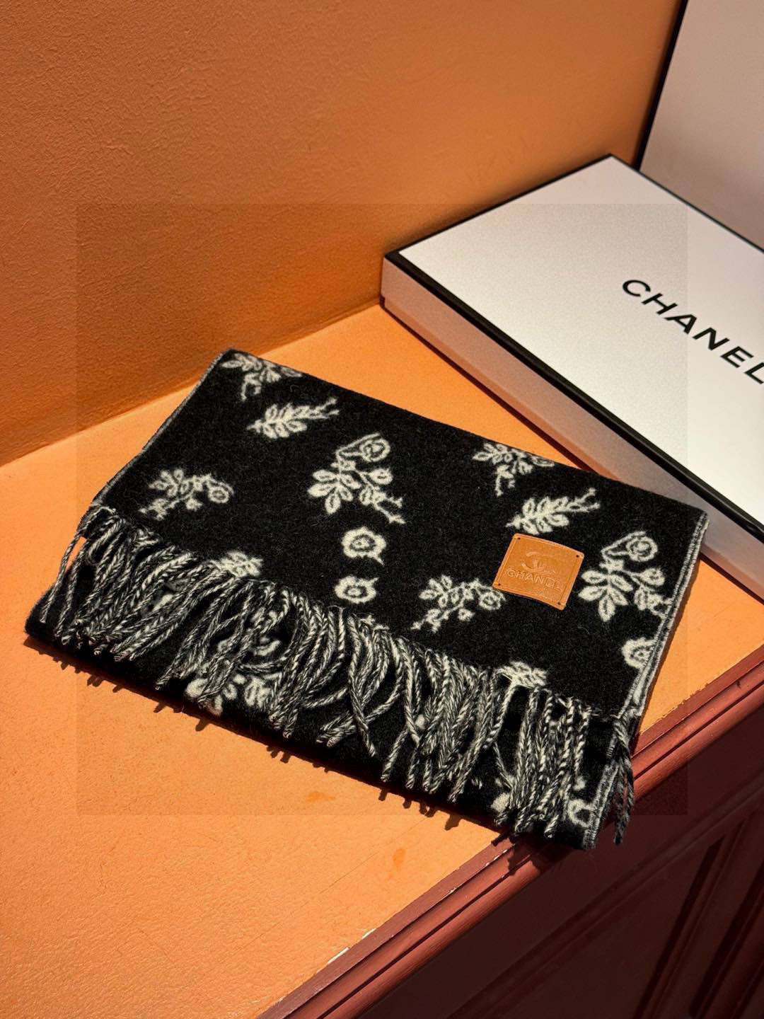 香奈儿 🔥代工厂臻选上乘的超细羊绒纤维 进行纯手工精梳处理 耗时耗力 再以清泉水浸泡涤荡 使羊绒纤维呈现