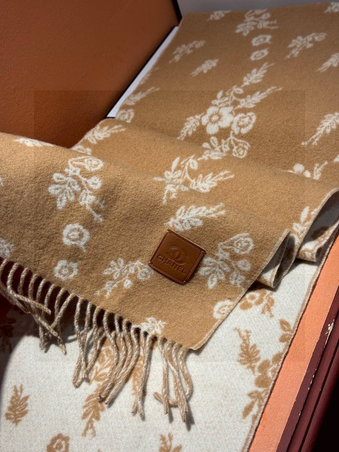 香奈儿 🔥代工厂臻选上乘的超细羊绒纤维 进行纯手工精梳处理 耗时耗力 再以清泉水浸泡涤荡 使羊绒纤维呈现