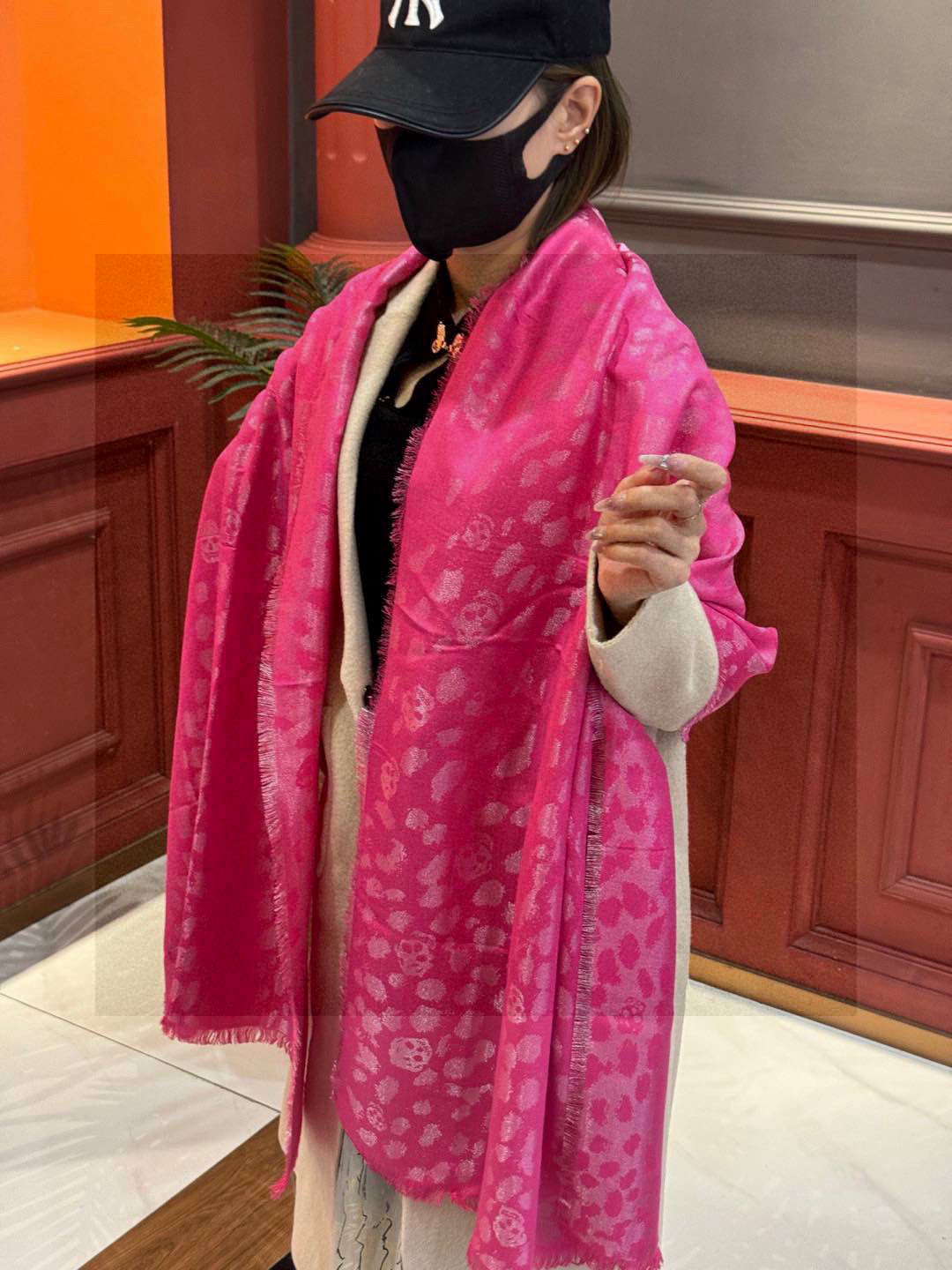 超美的银色鬼头~防冷气又时髦的单品💋麦昆 新品.永远都不会嫌多的款~❣️MCQ麦昆永恒经典的骷髅头‼️太