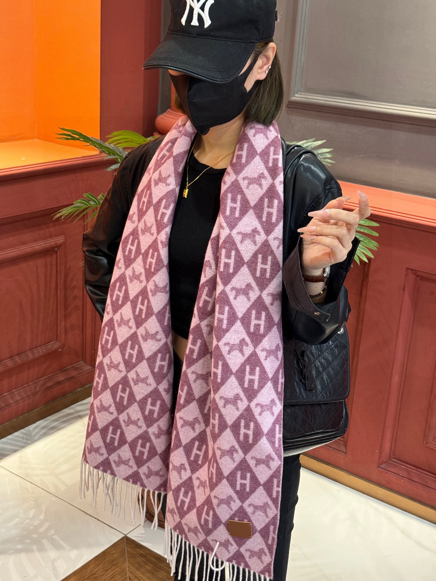 爱马仕👍巴黎时装展商务男士女士羊绒围巾🔥代工厂臻选上乘的超细羊绒纤维 进行纯手工精梳处理 耗时耗力 再以