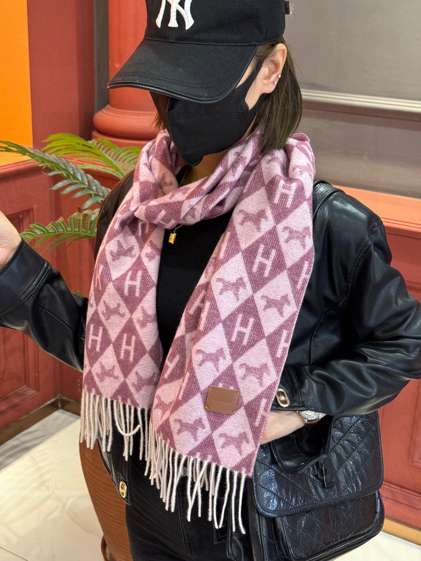 爱马仕👍巴黎时装展商务男士女士羊绒围巾🔥代工厂臻选上乘的超细羊绒纤维 进行纯手工精梳处理 耗时耗力 再以