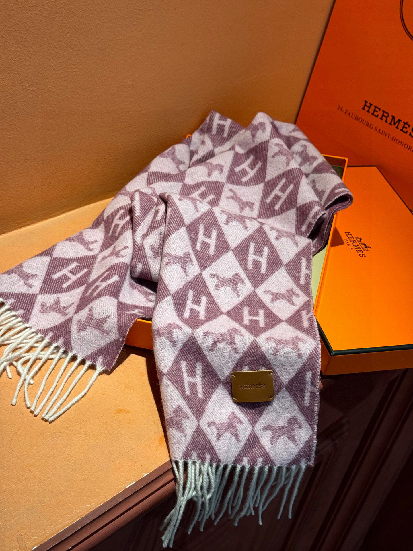 爱马仕👍巴黎时装展商务男士女士羊绒围巾🔥代工厂臻选上乘的超细羊绒纤维 进行纯手工精梳处理 耗时耗力 再以