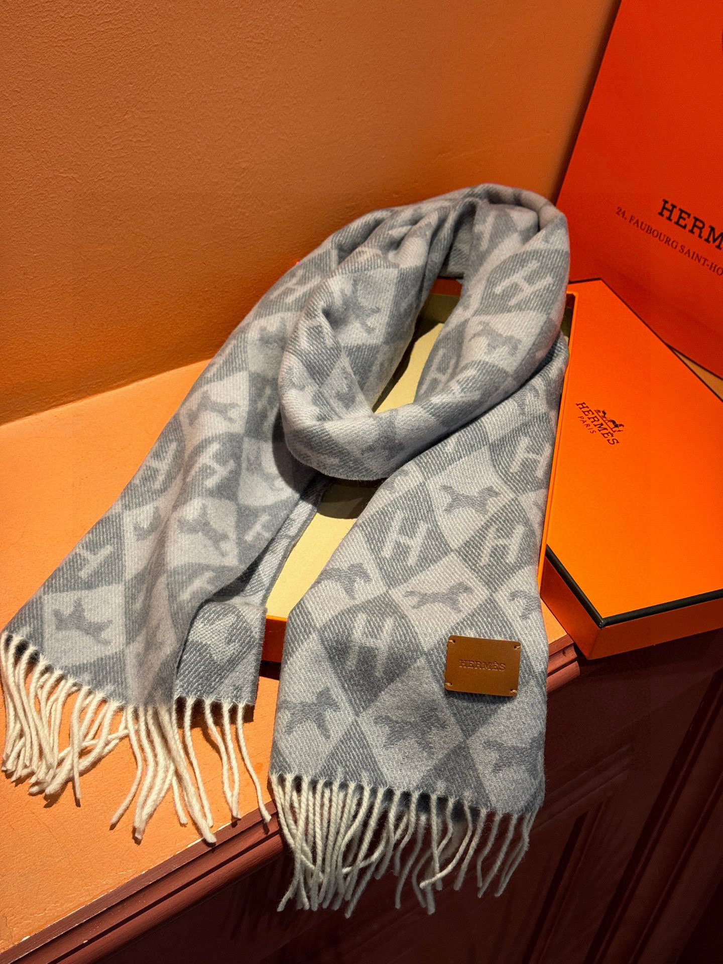 爱马仕👍巴黎时装展商务男士女士羊绒围巾🔥代工厂臻选上乘的超细羊绒纤维 进行纯手工精梳处理 耗时耗力 再以