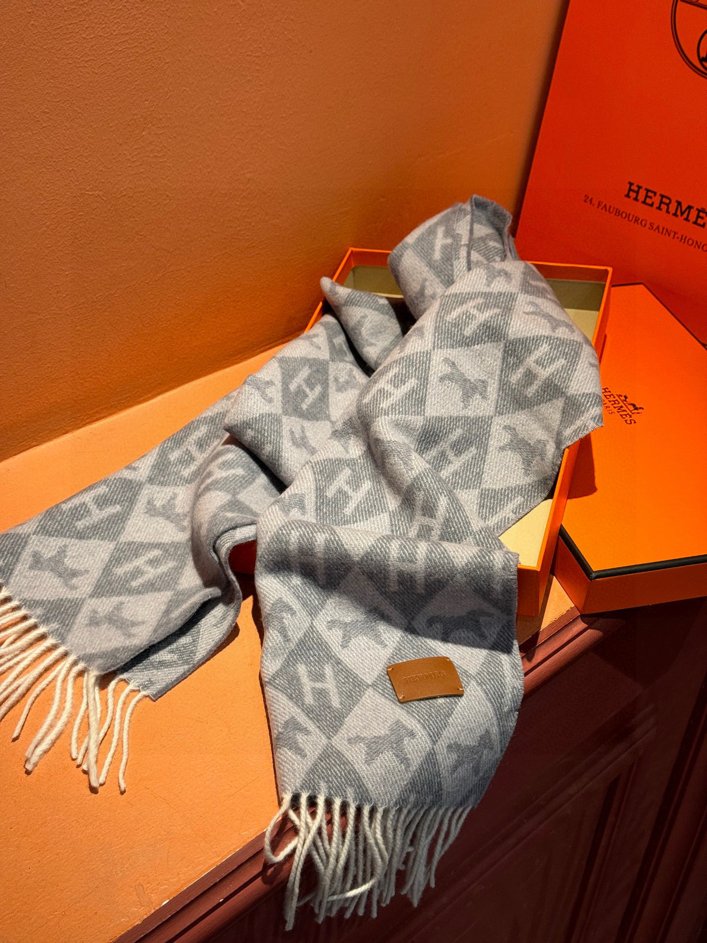 爱马仕👍巴黎时装展商务男士女士羊绒围巾🔥代工厂臻选上乘的超细羊绒纤维 进行纯手工精梳处理 耗时耗力 再以