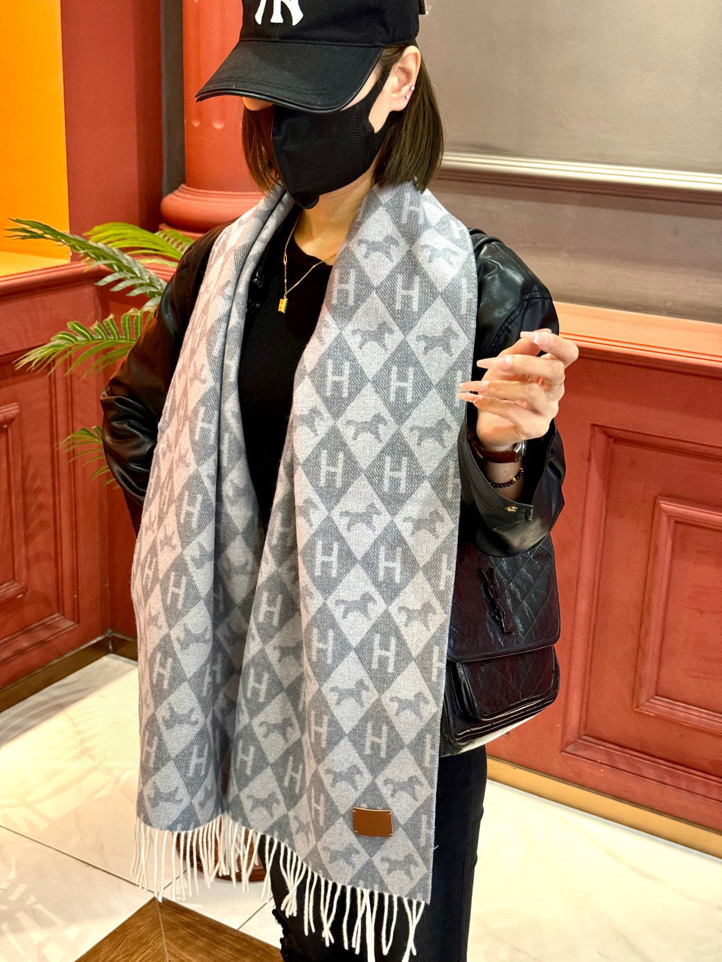 爱马仕👍巴黎时装展商务男士女士羊绒围巾🔥代工厂臻选上乘的超细羊绒纤维 进行纯手工精梳处理 耗时耗力 再以