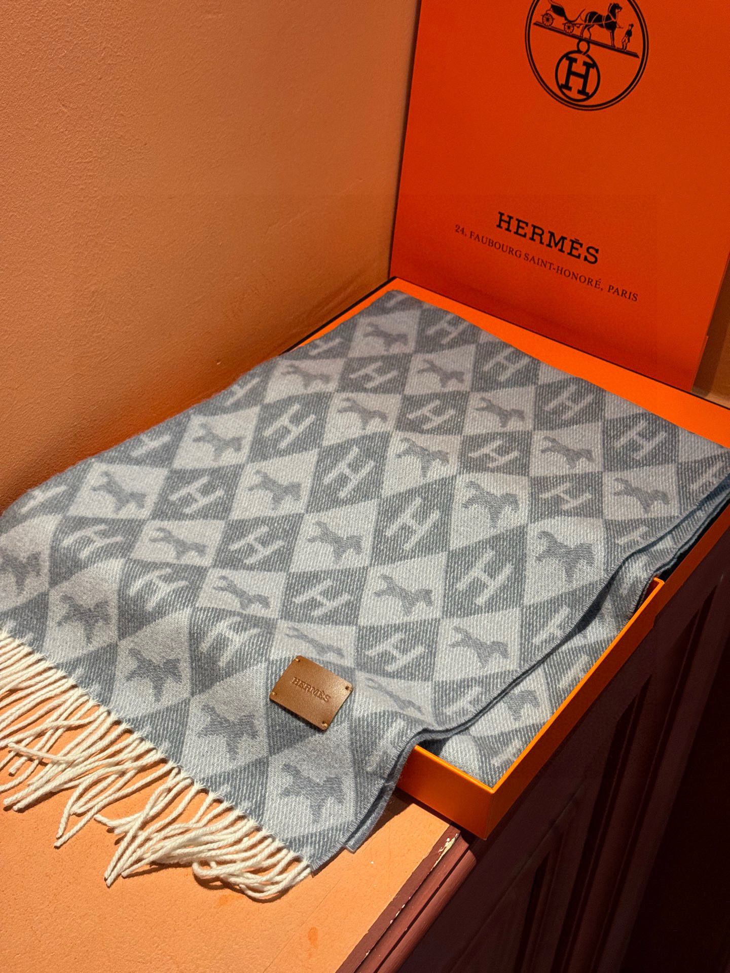 爱马仕👍巴黎时装展商务男士女士羊绒围巾🔥代工厂臻选上乘的超细羊绒纤维 进行纯手工精梳处理 耗时耗力 再以