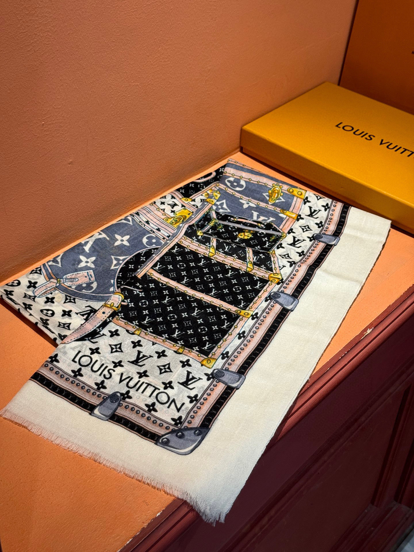 上新🆕❤️ lv 旅行包🔒款～ 新款羊绒😍专柜同步🌈✨这个size不大不小特别好搭配，品质超级好‼️拿到