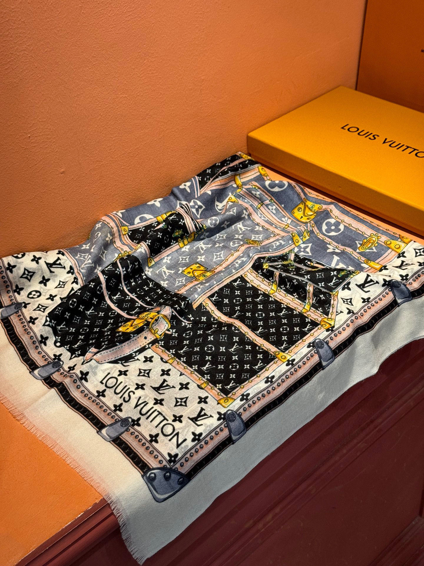 上新🆕❤️ lv 旅行包🔒款～ 新款羊绒😍专柜同步🌈✨这个size不大不小特别好搭配，品质超级好‼️拿到