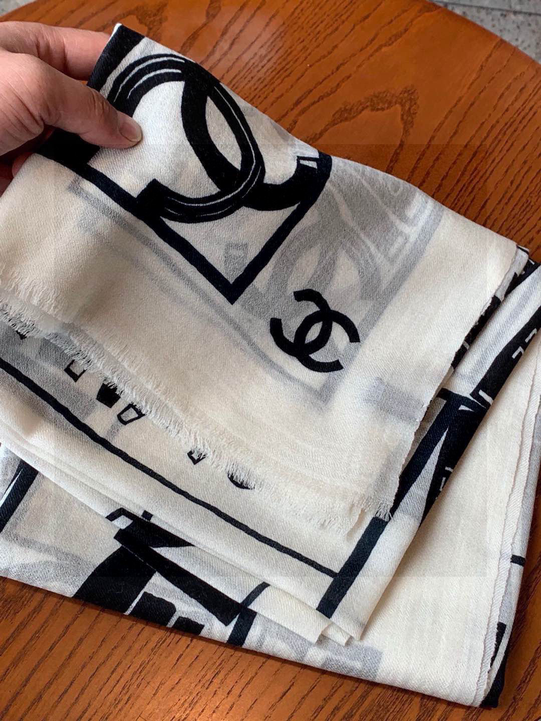 💟上新🌺羊绒披肩🌟长巾！强烈推荐价格超美！实物更美羊绒面料！纹理清晰、细腻可见每一个套色、每一个笔触，都