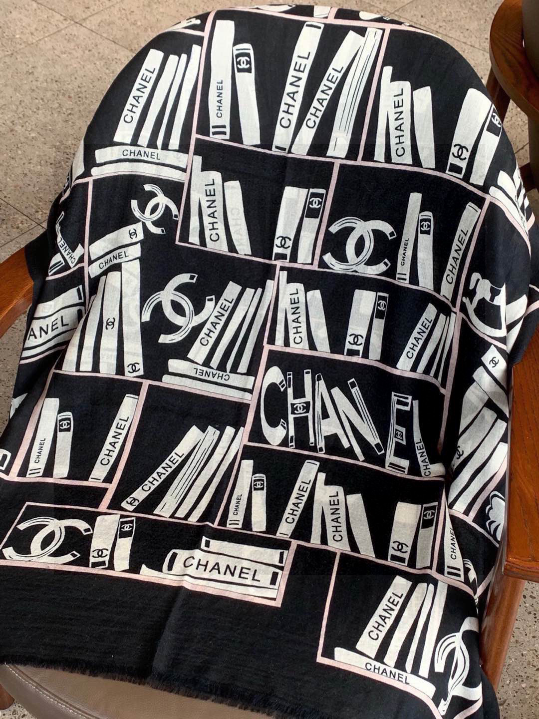 💟上新🌺羊绒披肩🌟长巾！强烈推荐价格超美！实物更美羊绒面料！纹理清晰、细腻可见每一个套色、每一个笔触，都