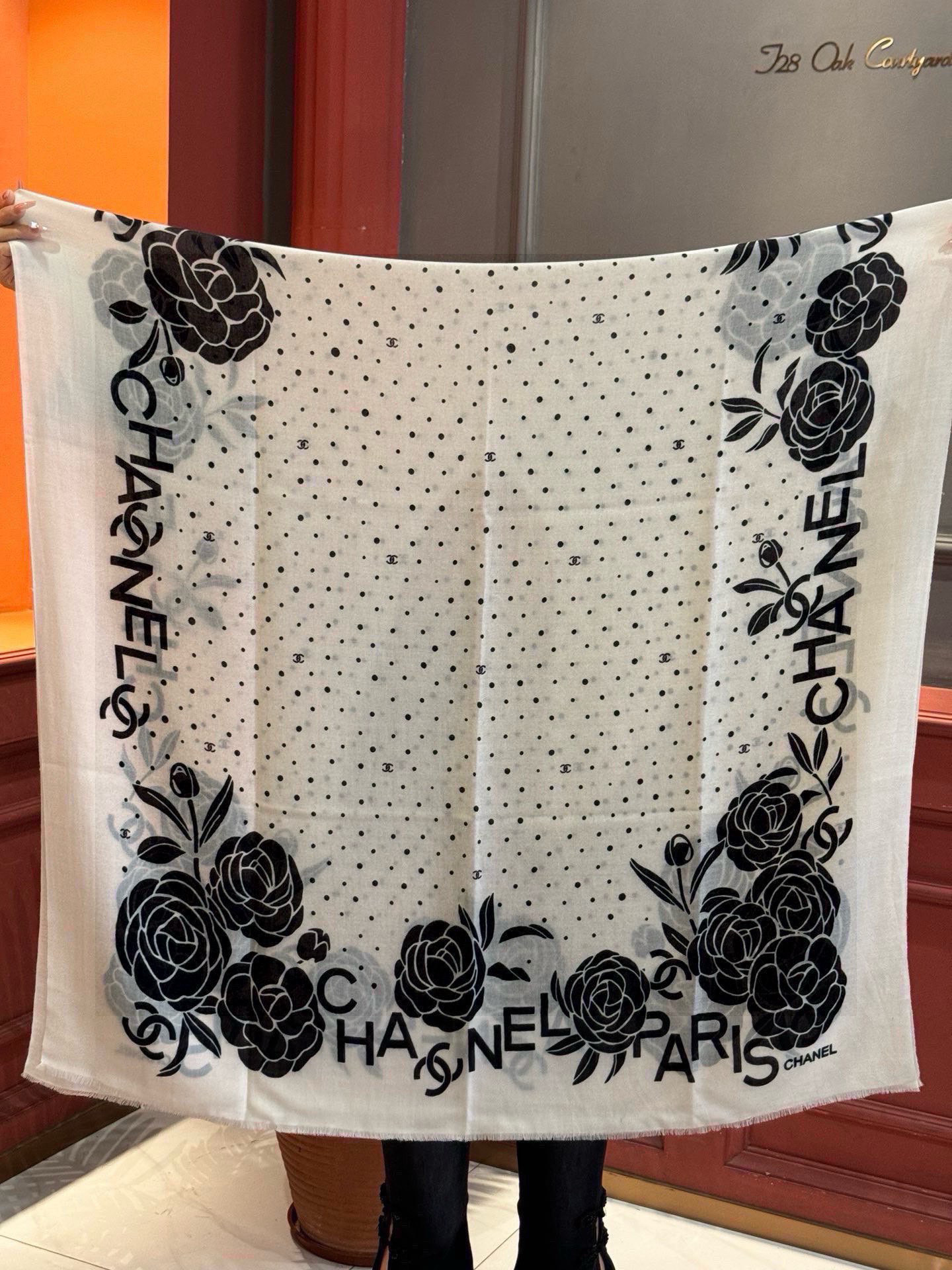 羊绒新款💞 新❤小香【山茶花长围巾】~超级抬气色！高级女人味！羊绒围巾也能这么美！！！这款双面花卉羊绒围