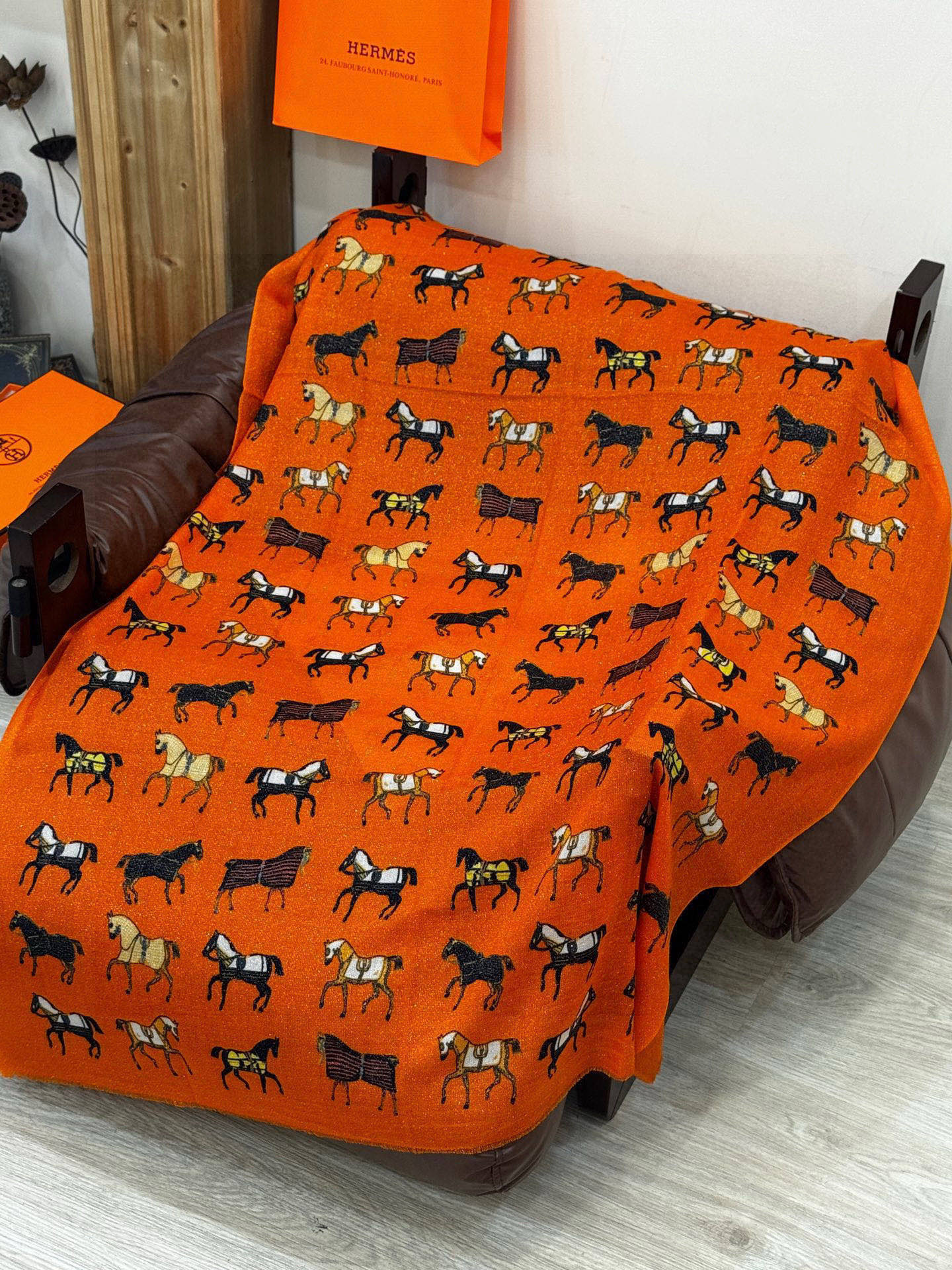 上新🌟 会发光发亮的围巾 💄💋新款客银丝+💖羊绒面料长巾 😘美翻了[流泪]H家【骏马披挂长巾】御用殿堂级