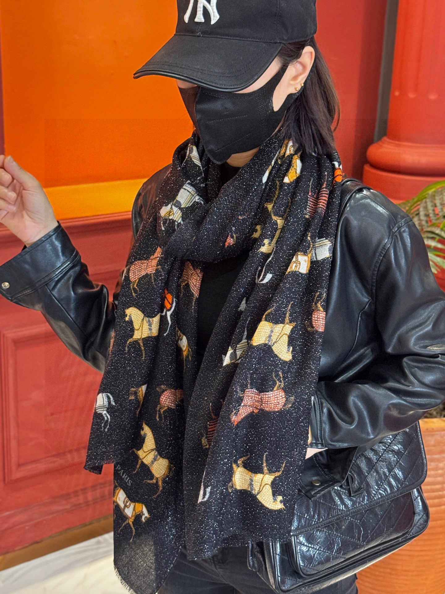 上新🌟 会发光发亮的围巾 💄💋新款客银丝+💖羊绒面料长巾 😘美翻了[流泪]H家【骏马披挂长巾】御用殿堂级