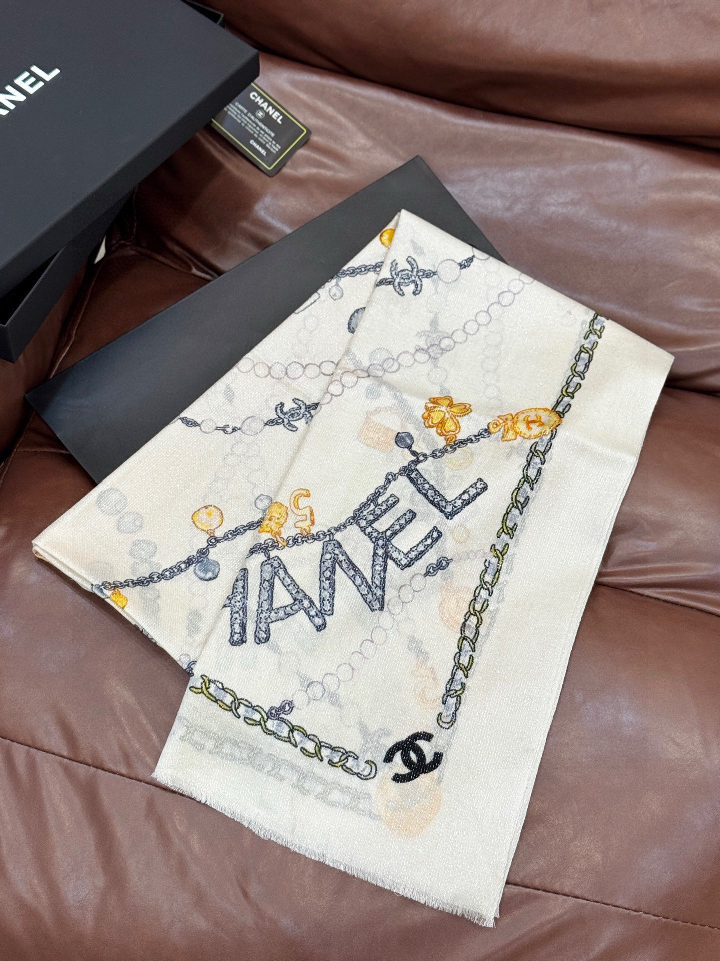 Chanel ~25秋冬新品～“珠光宝气”【会发光发亮的围巾】这款经典单品展现强大而迷人的女性魅力精髓。